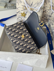 DIOR 25S MEDIUM SADDLE POUCH WITH CHAIN 21 IN BLUE DIOR OBLIQUE JACQUARD CANVAS