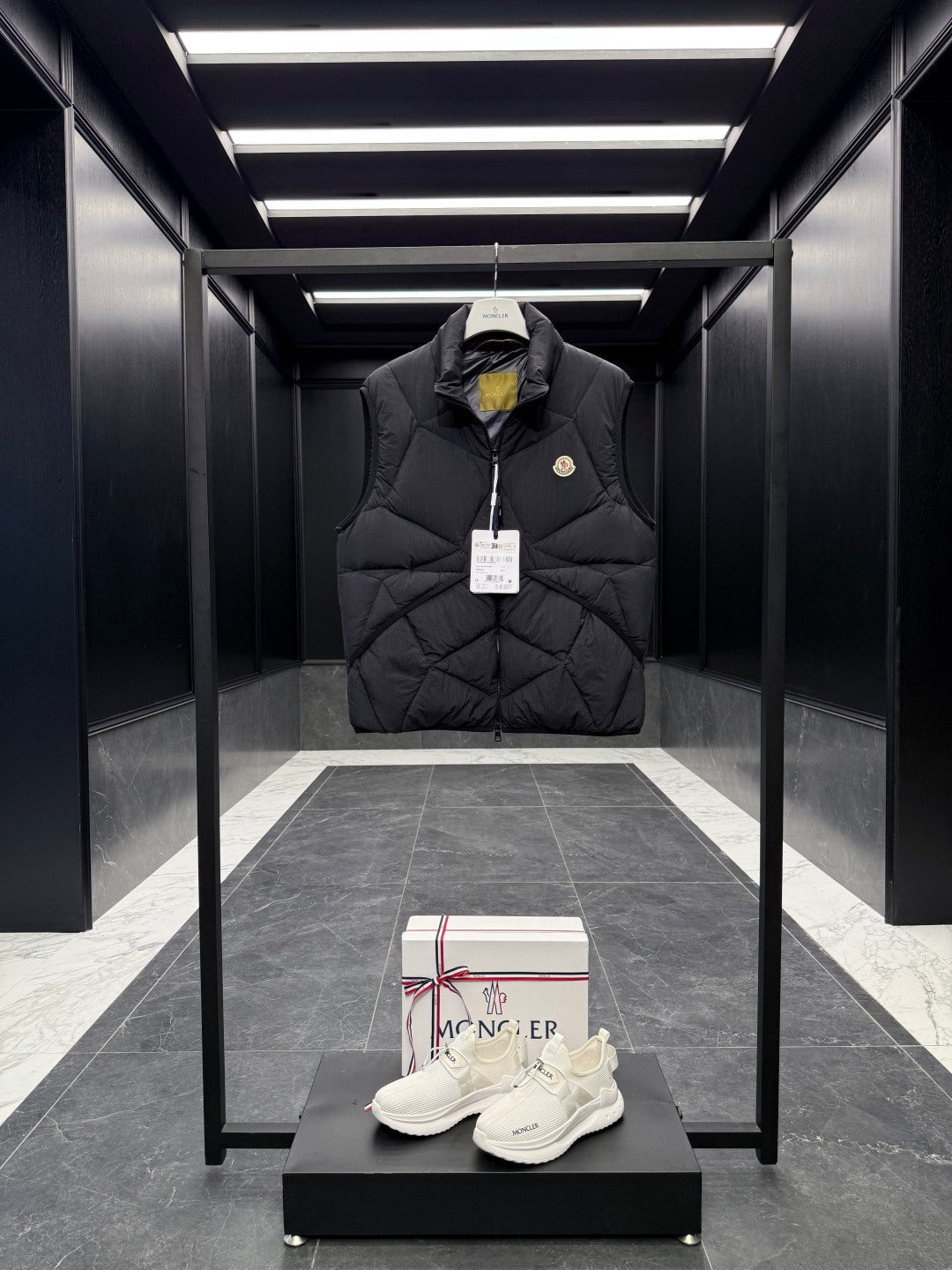 MONCLER 25S SLEEVELESS JACKET 479