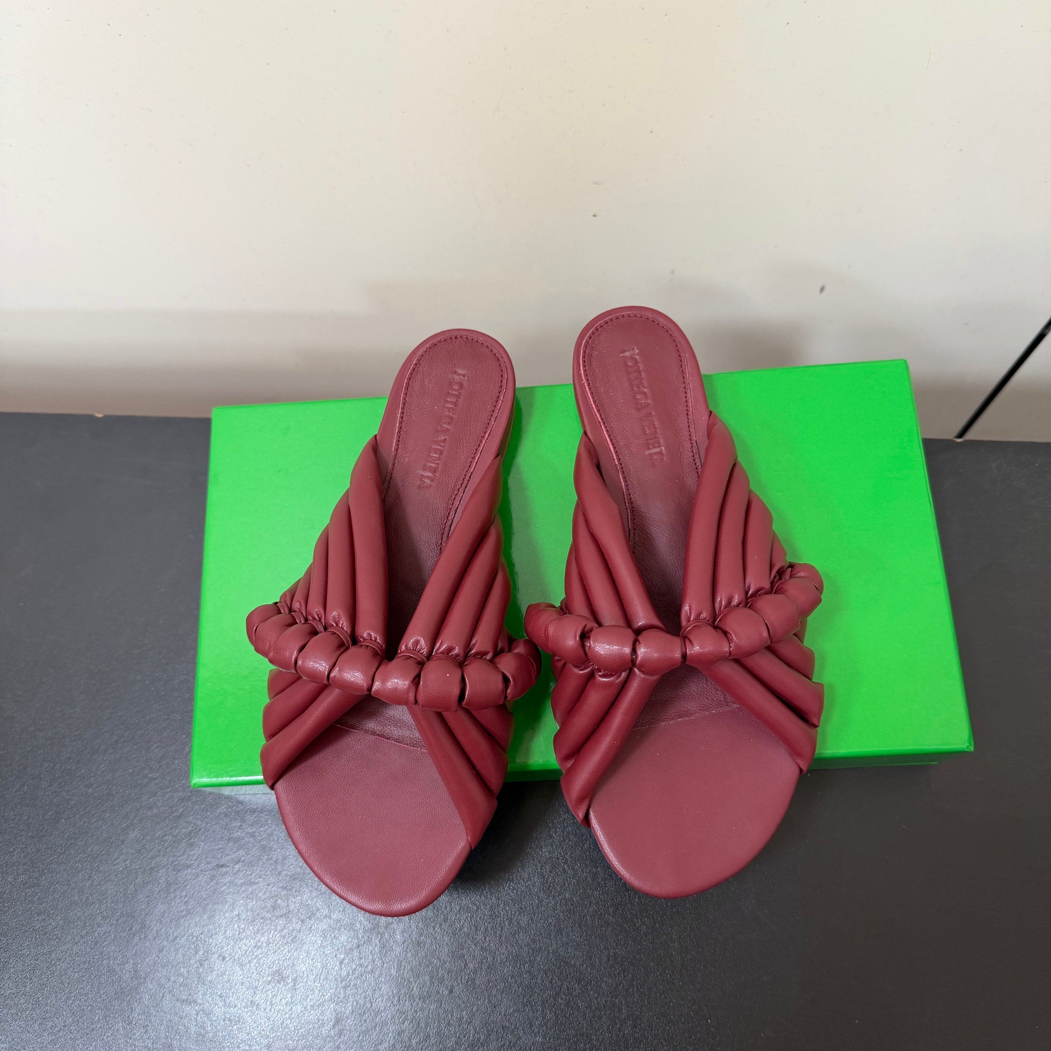 BOTTEGA VENETA 26S BRAIDED STRAP SANDALS IN RED LAMBSKIN