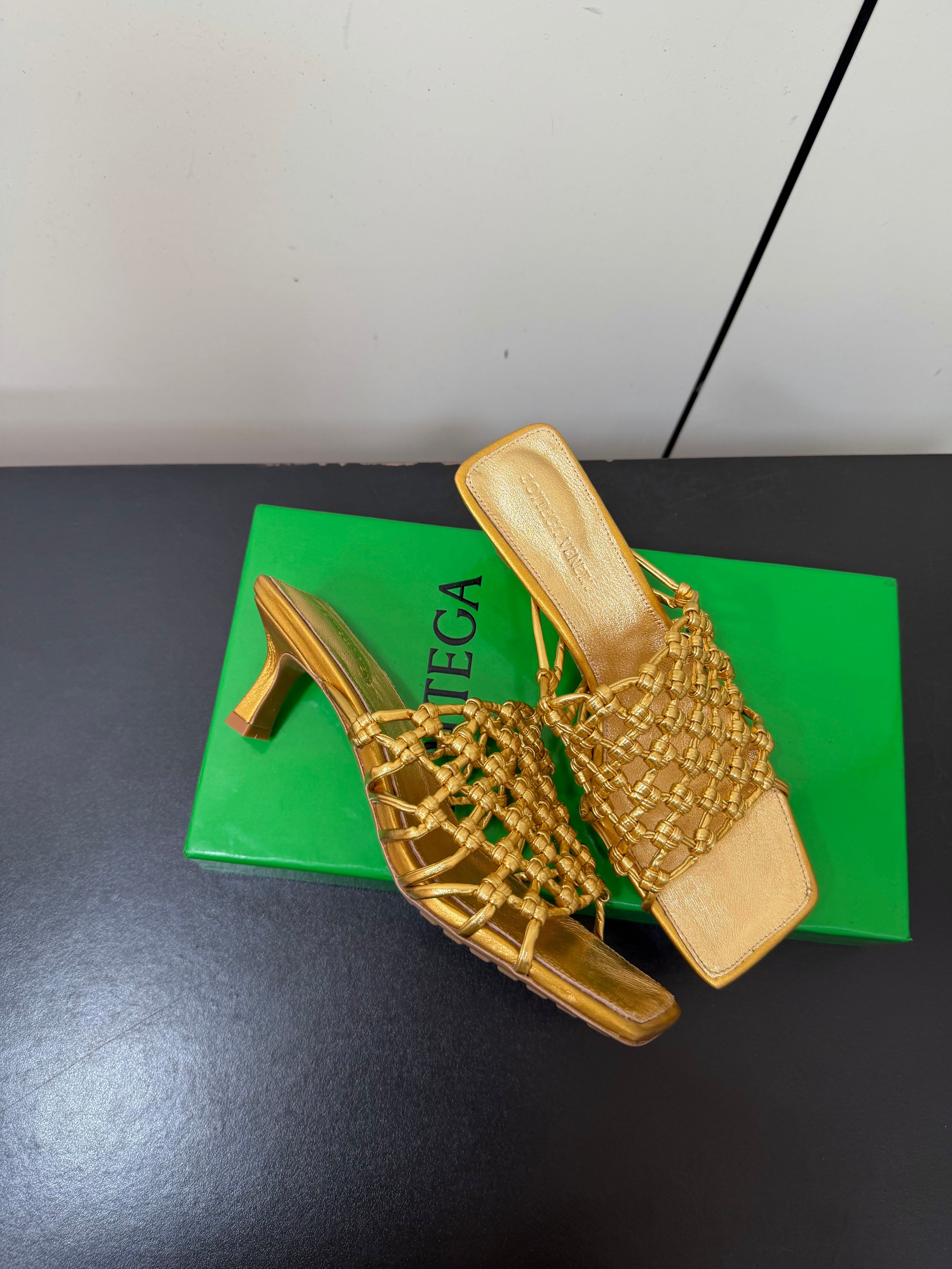 BOTTEGA VENETA 26S WOVEN STRAP HIGH-HEEL SANDALS 55 MM IN GOLD LAMBSKIN