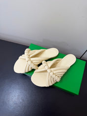 BOTTEGA VENETA 26S BRAIDED STRAP SANDALS IN BEIGE LAMBSKIN