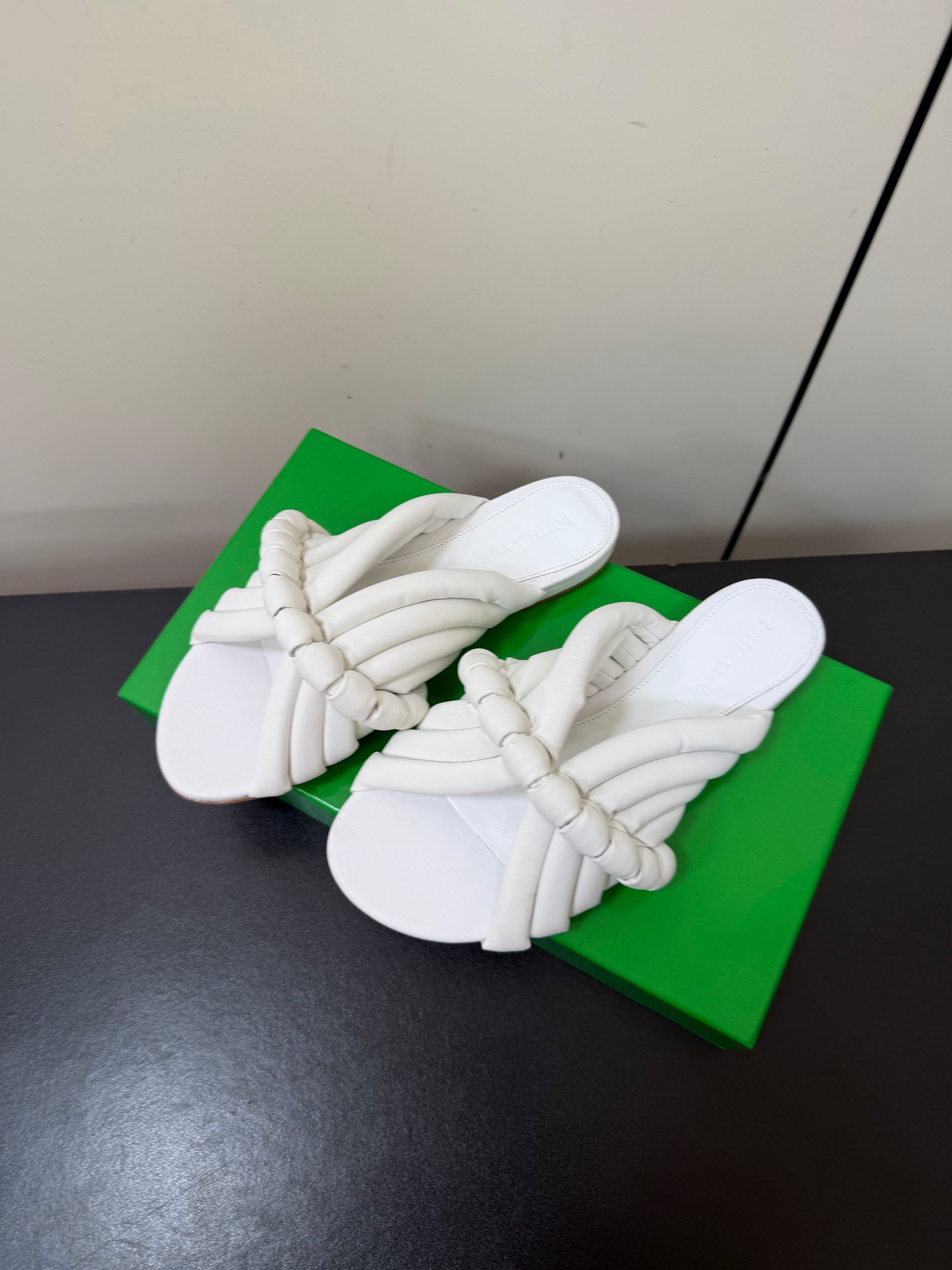 BOTTEGA VENETA 26S BRAIDED STRAP SANDALS IN WHITE LAMBSKIN
