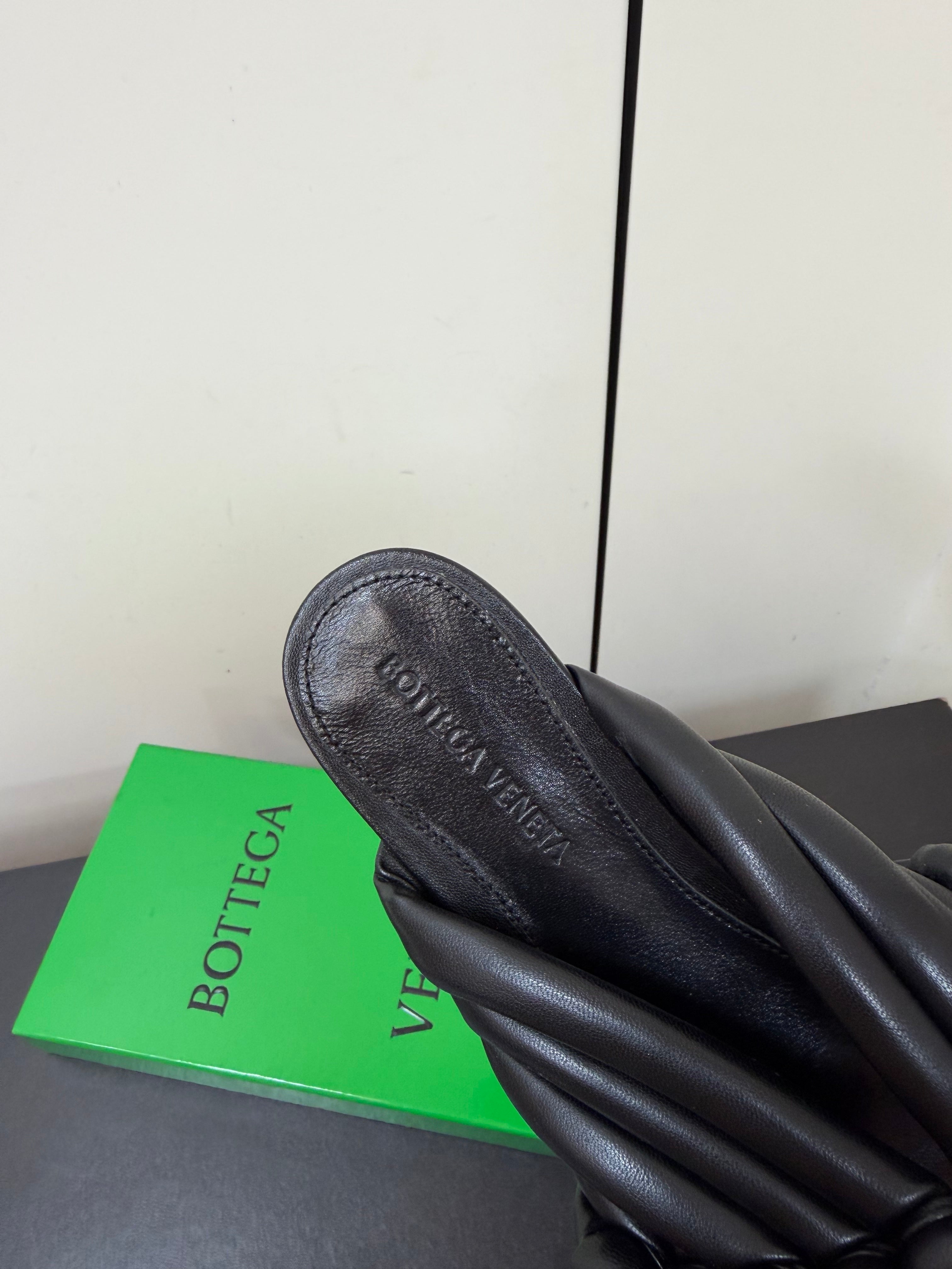 BOTTEGA VENETA 26S BRAIDED STRAP SANDALS IN BLACK LAMBSKIN