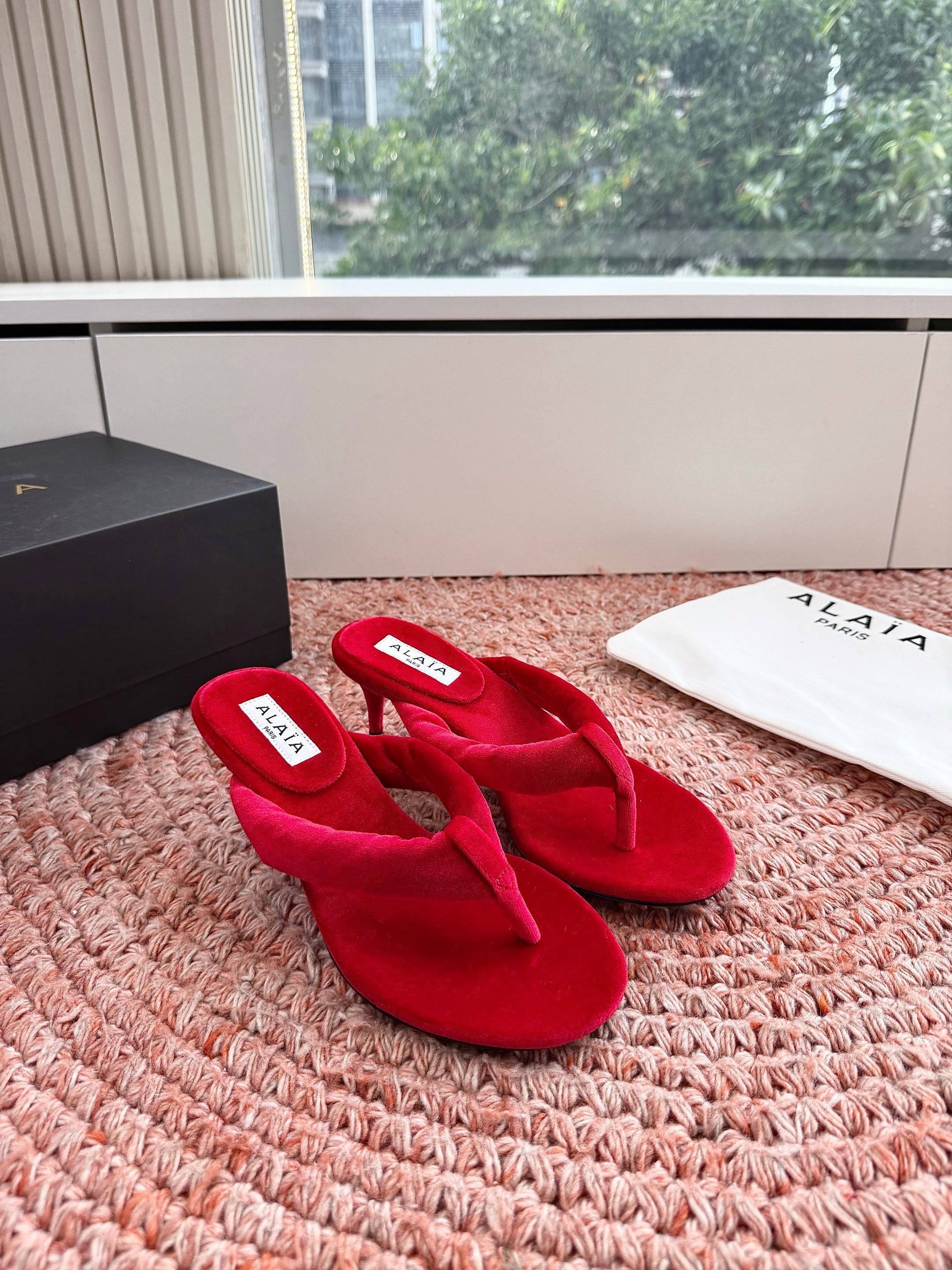 ALAIA 26S HEELED THONG SANDALS IN RED VELVET