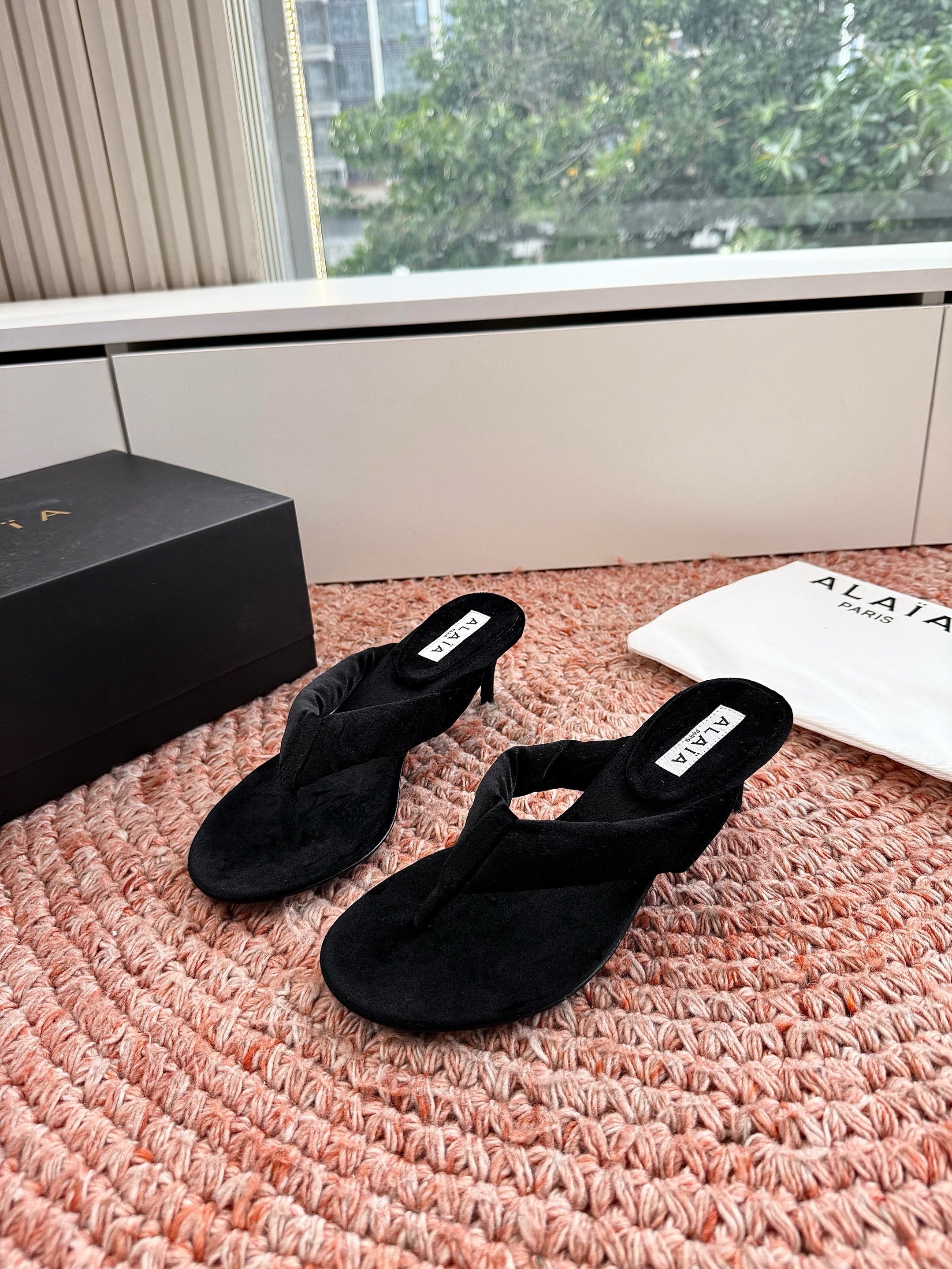 ALAIA 26S HEELED THONG SANDALS IN BLACK VELVET