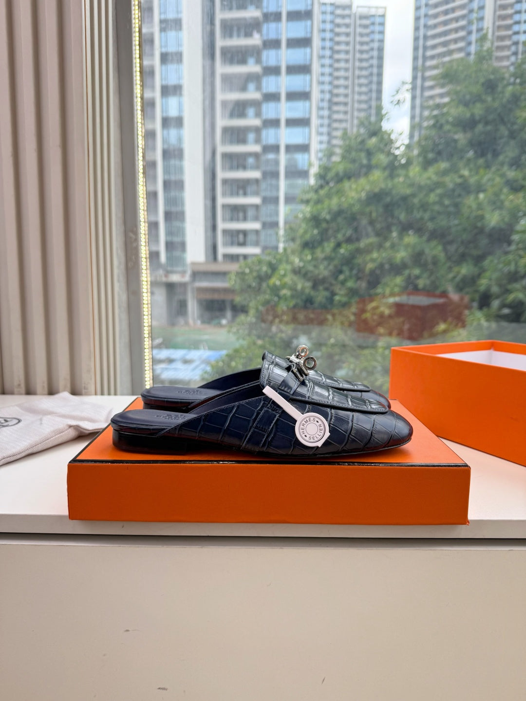 HM 26S DESTIN MULES IN NAVY BLUE CROCODILE-EFFECT LEATHER