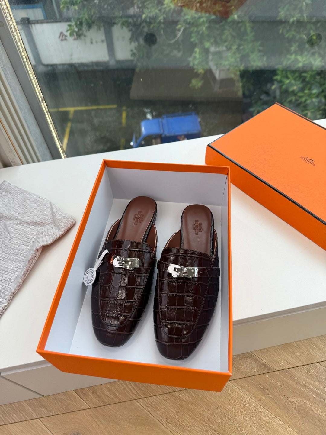 HM 26S DESTIN MULES IN CHOCOLATE BROWN CROCODILE-EFFECT LEATHER