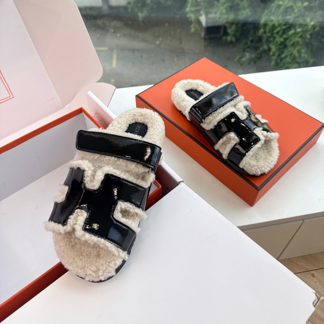 HM 26S SANDAL IN BEIGE WOOL AND BLACK GLOSSY CALFSKIN