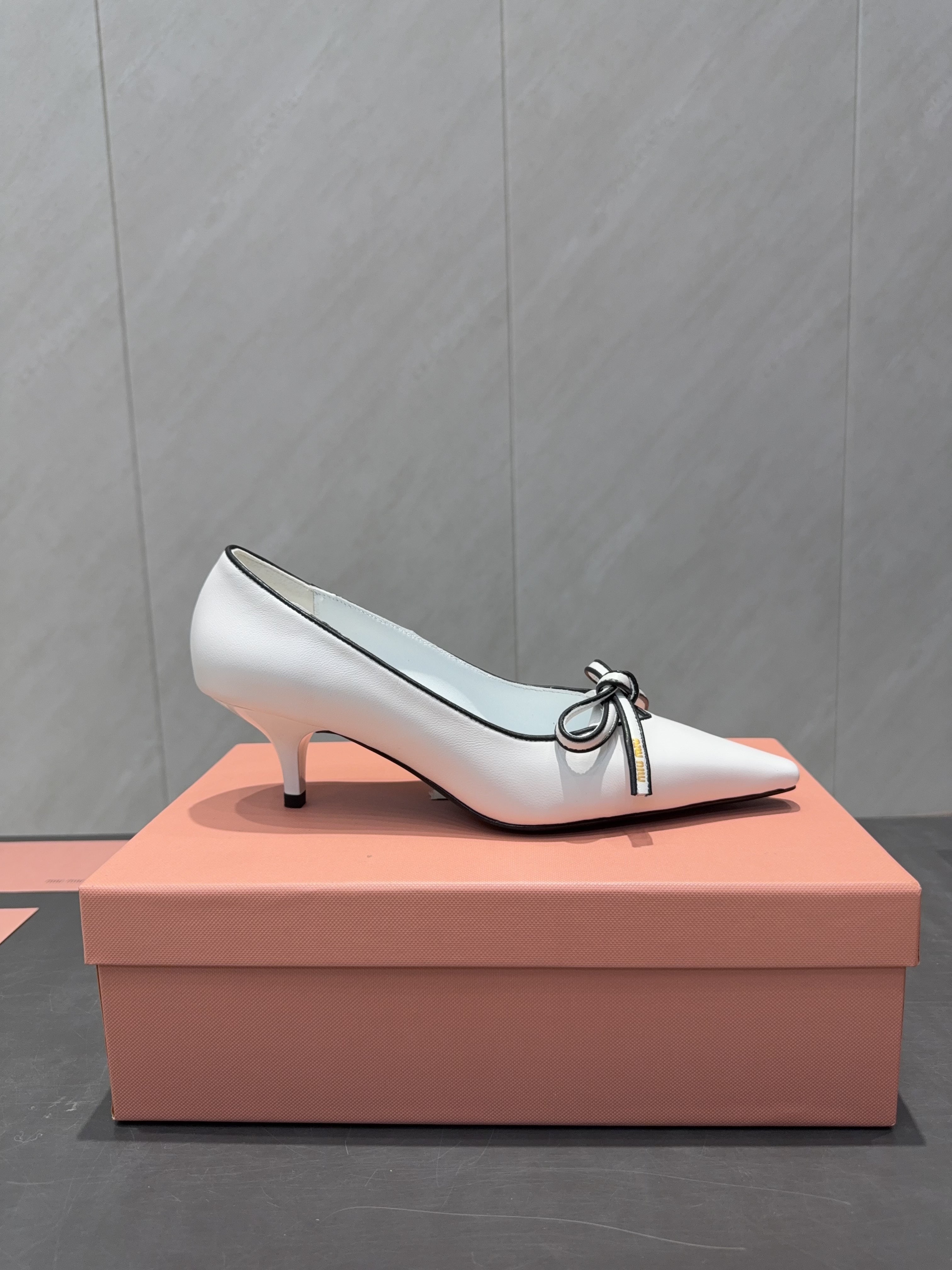 MIUMIU 26S POINTED TOE PUMPS 55MM IN WHITE AND BLACK CALFSKIN WITH BOW