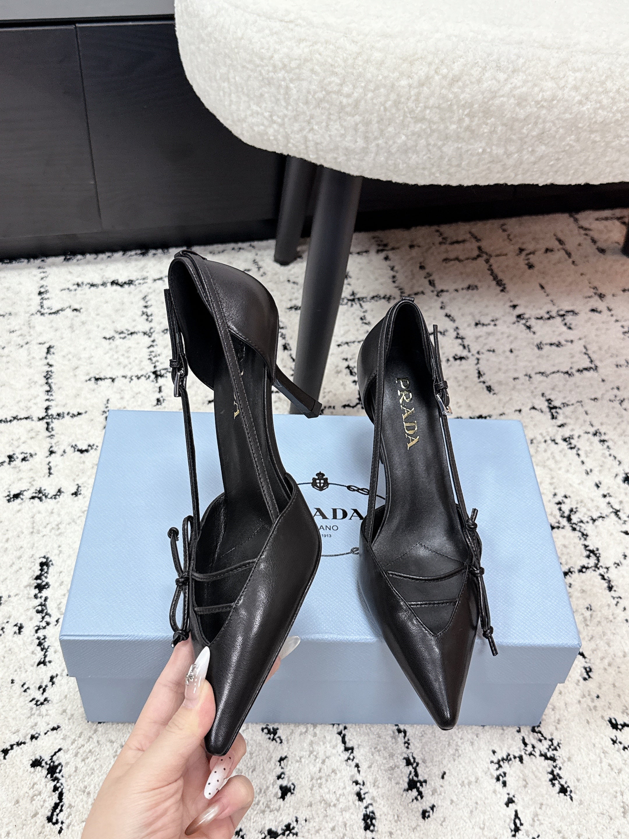 PRADA 26S POINTED-TOE HIGH HEELS 75MM IN BLACK CALFSKIN WITH BOW