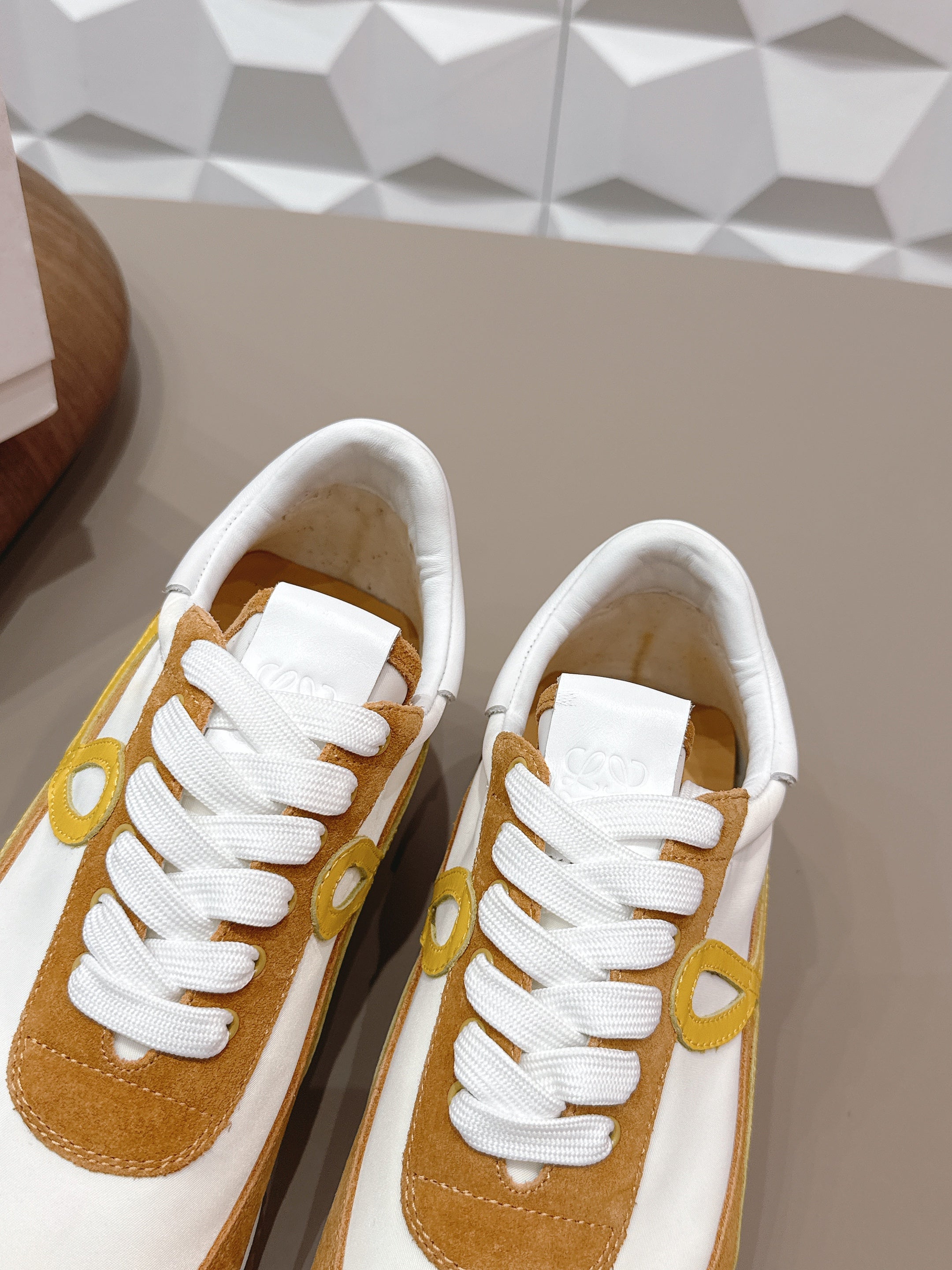 LOEWE 26S FLOW RUNNER SNEAKER IN CARAMEL BROWN AND WHITE SUEDE AND WHITE CALFSKIN
