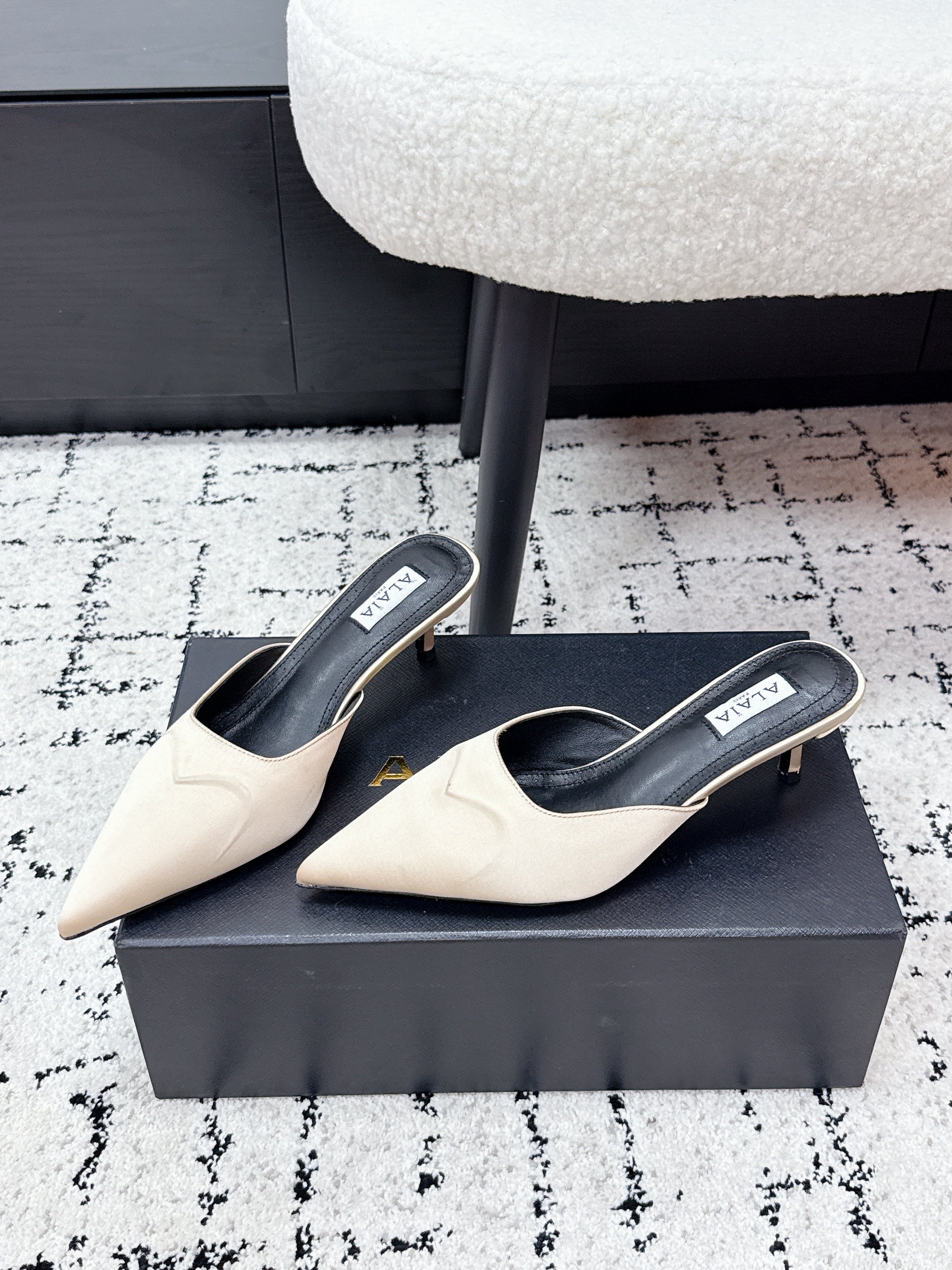 ALAIA 26S HEELED MULES 65 MM IN IVORY BEIGE SATIN