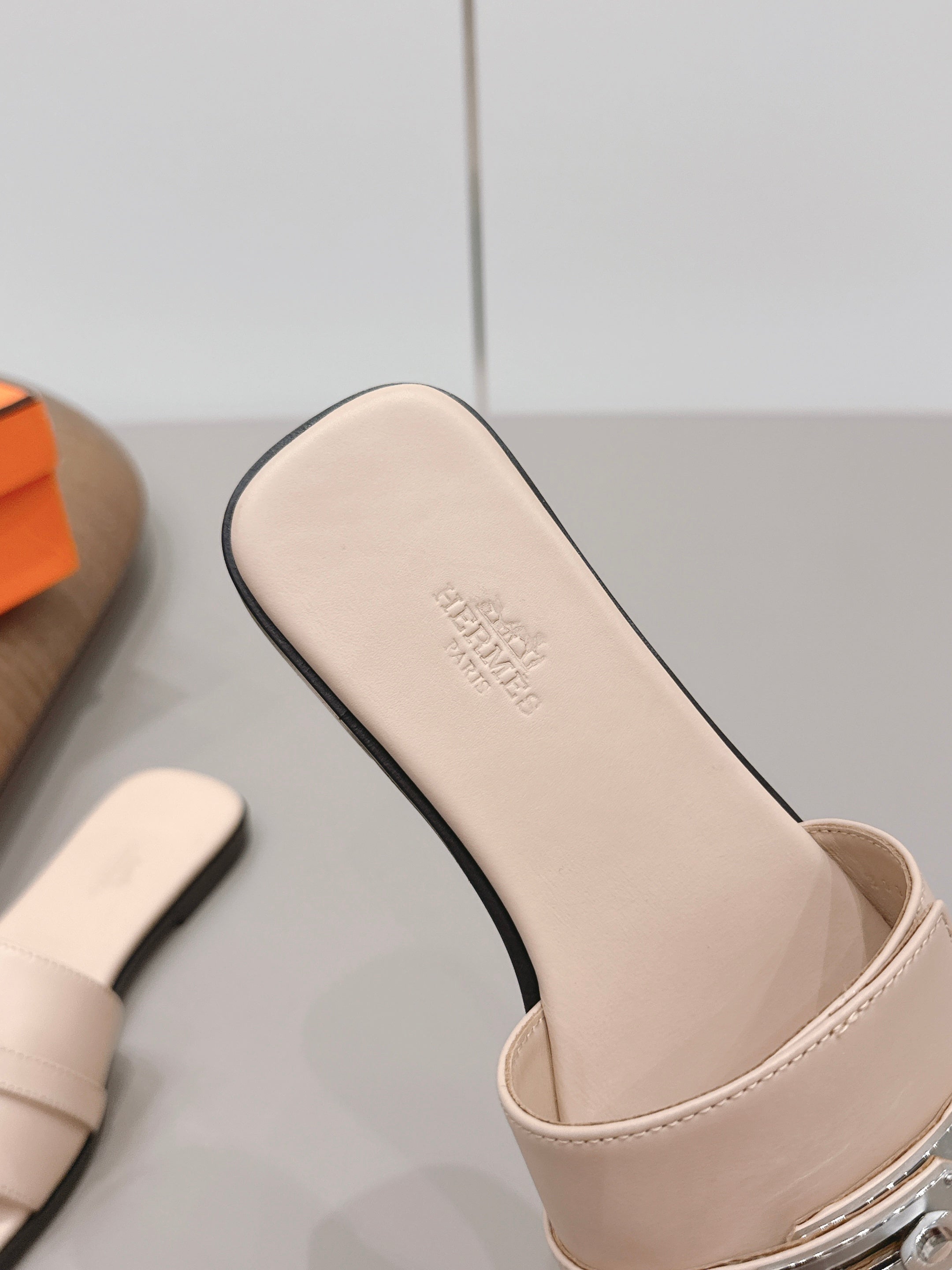 HM 26S GIULIA SANDAL IN NUDE BEIGE CALFSKIN SILVER HARDWARE