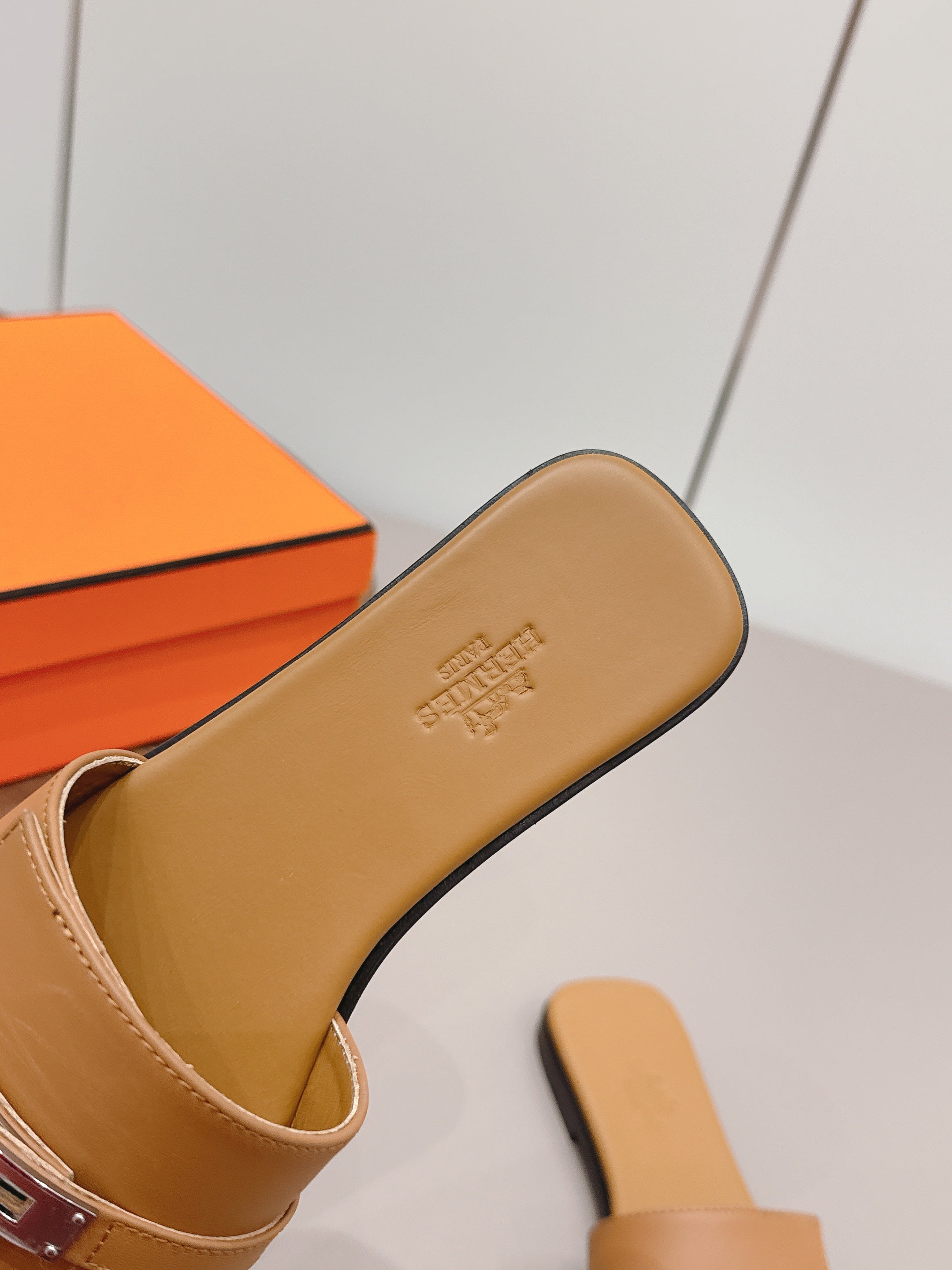 HM 26S GIULIA SANDAL IN TAN BROWN CALFSKIN SILVER HARDWARE