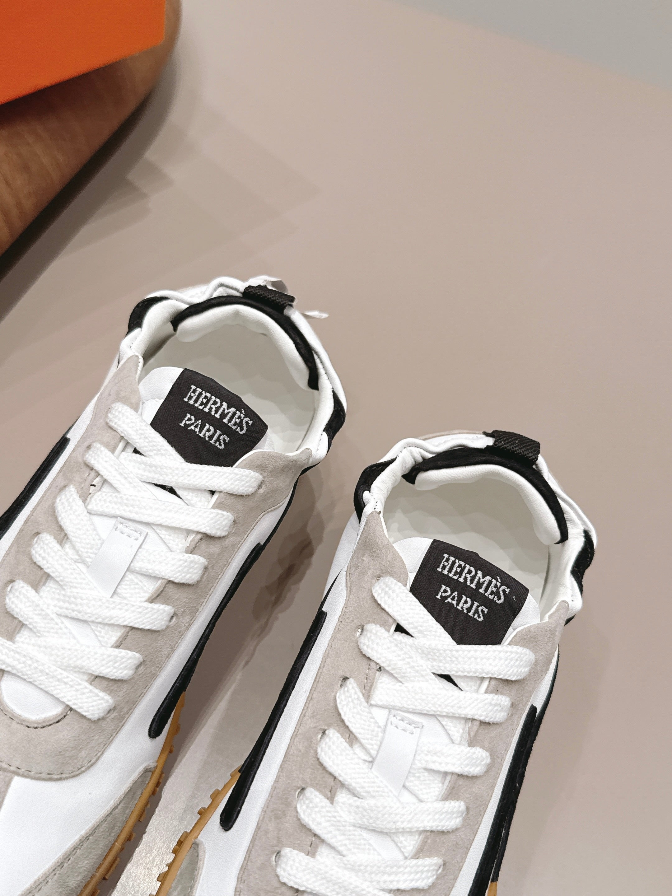 HM 26S BOUNCING SNEAKERS IN WHITE CALFSKIN AND LIGHT GREY BLACK SUEDE