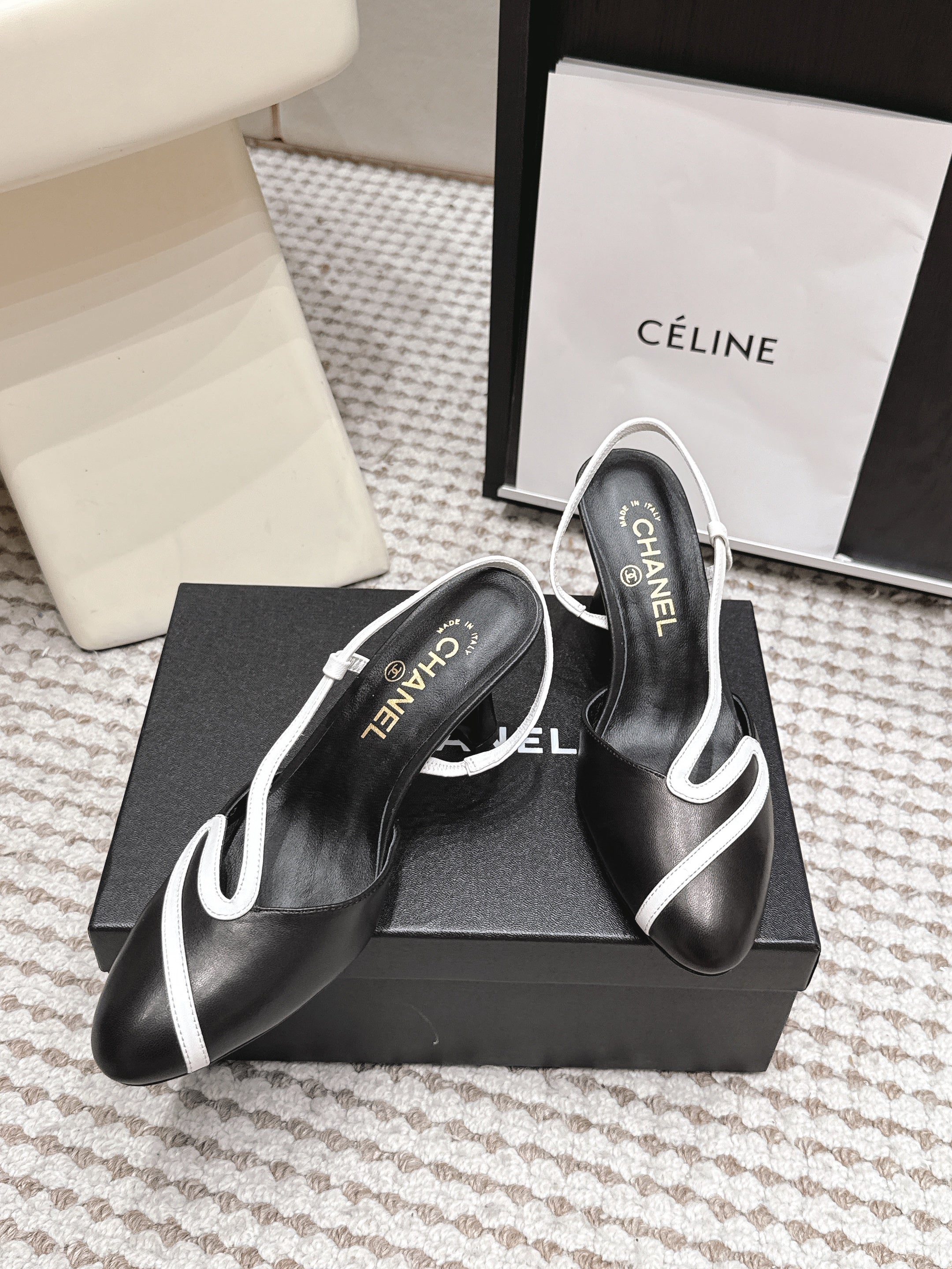 CHANEL 26S HIGH-HEEL SLINGBACKS IN BLACK CALFSKIN WITH WHITE TRIM