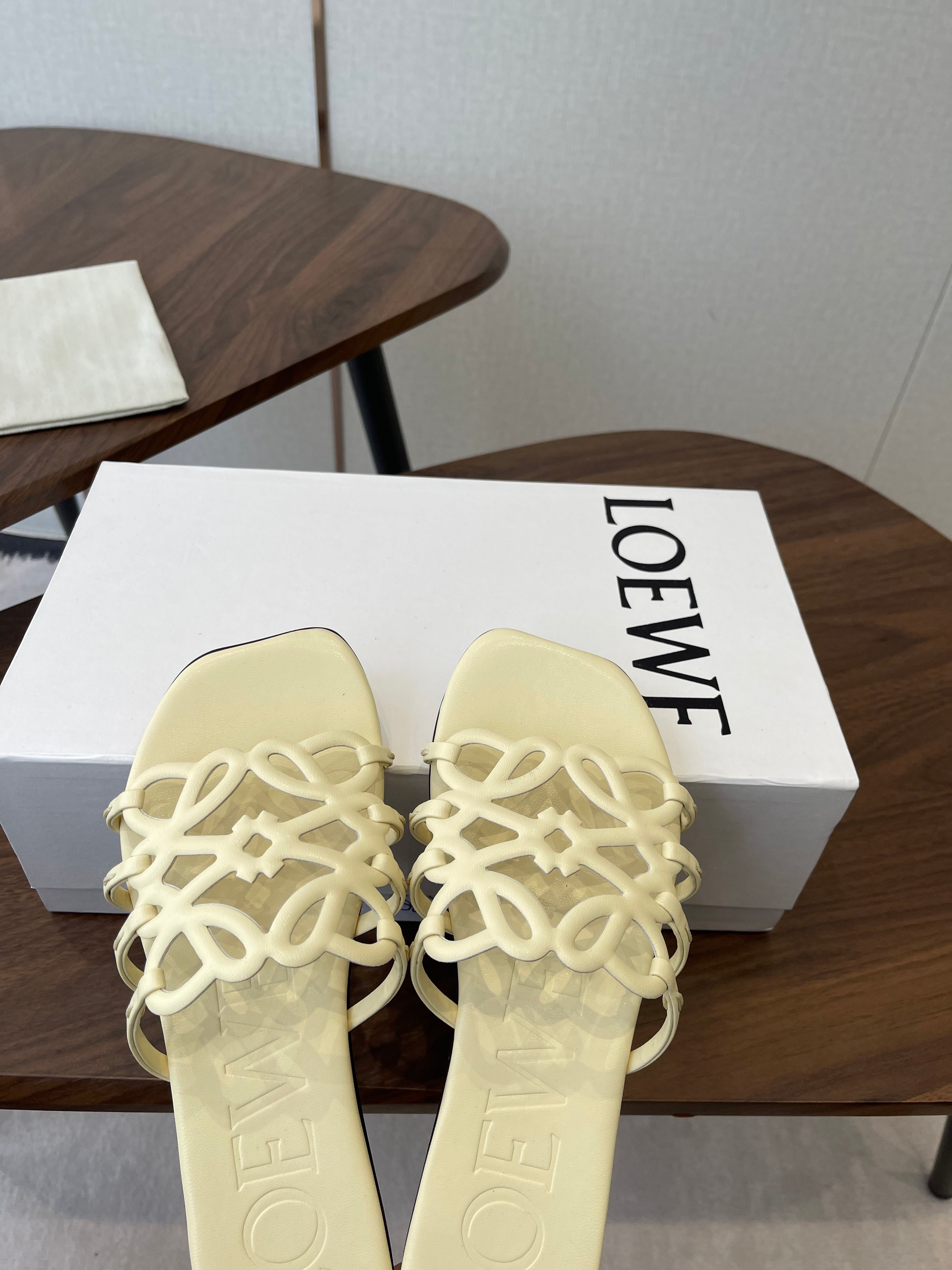 LOEWE 26S FLAT SANDALS IN LIGHT YELLOW CALFSKIN