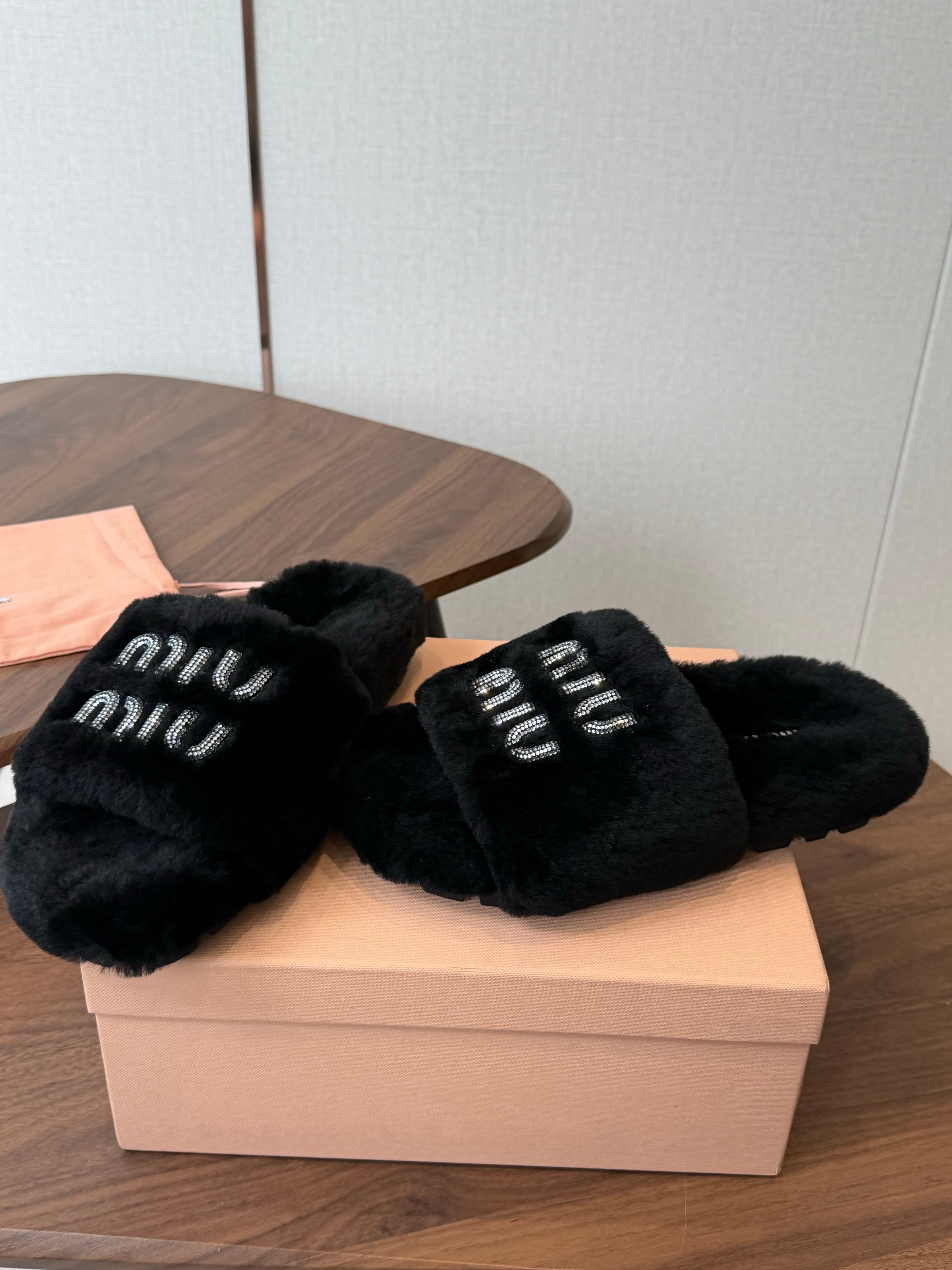 MIUMIU 26S CRYSTAL LOGO SLIDES IN BLACK SHEARLING