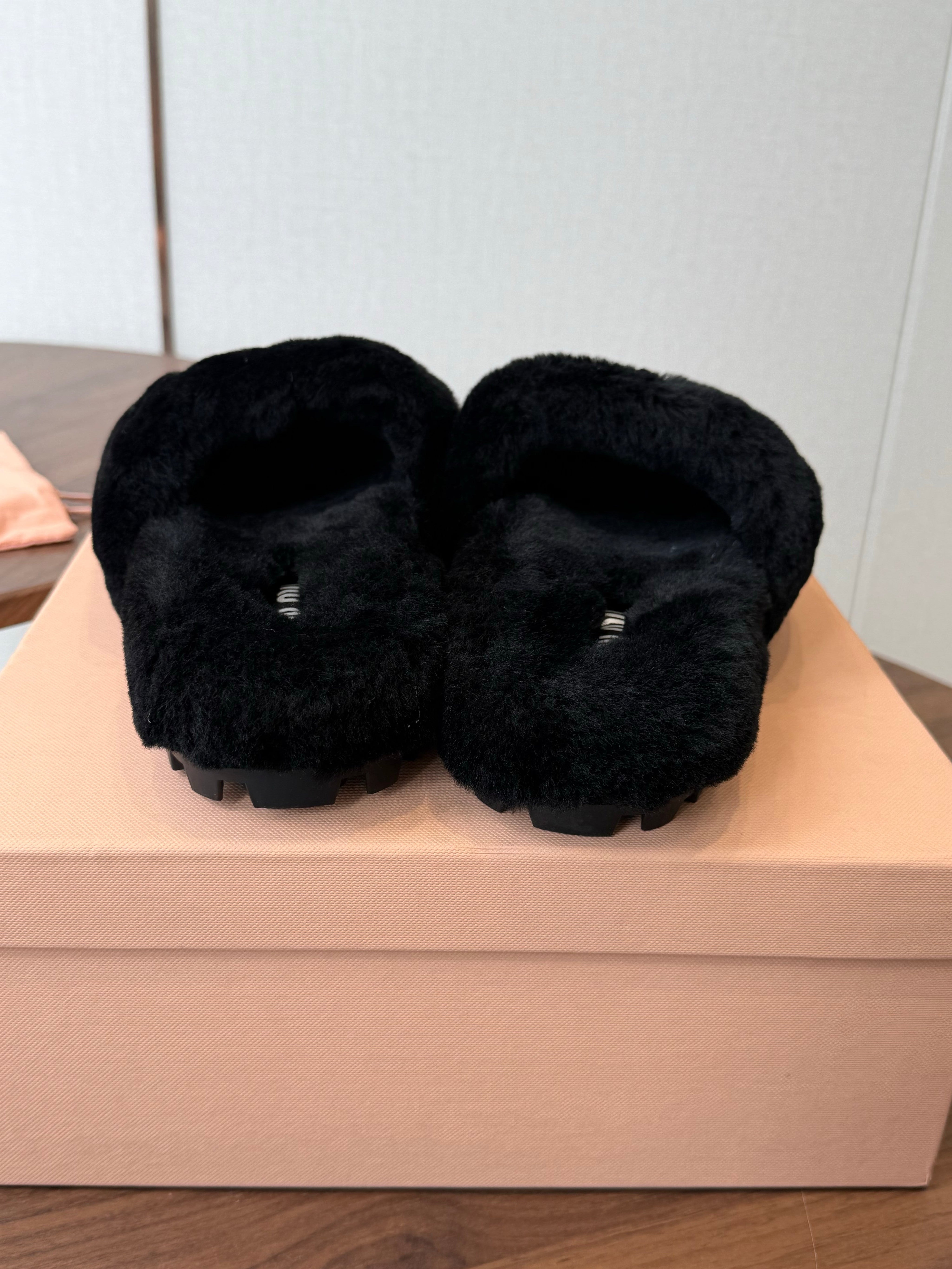 MIUMIU 26S CRYSTAL LOGO SLIDES IN BLACK SHEARLING
