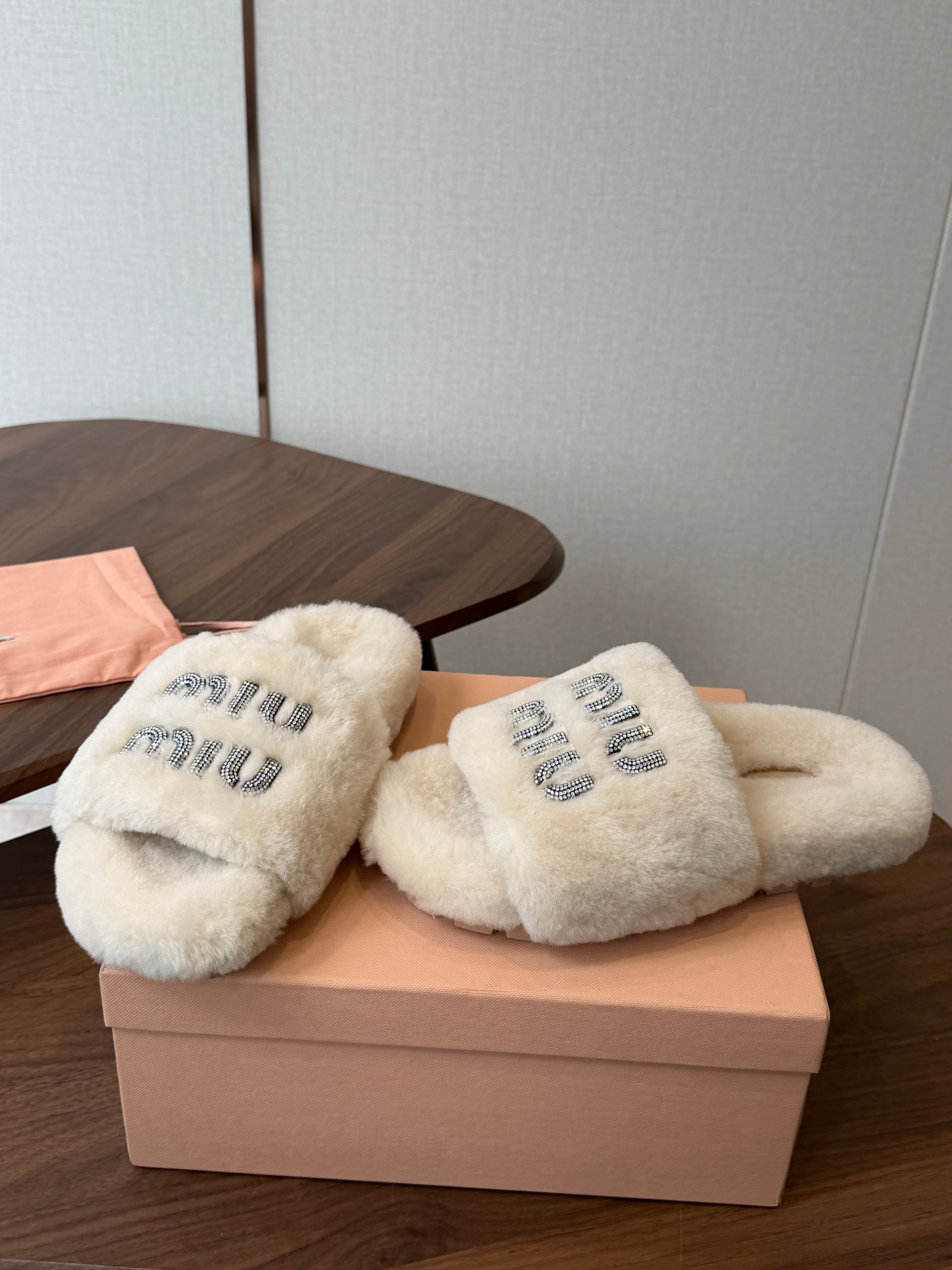 MIUMIU 26S CRYSTAL LOGO SLIDES IN LIGHT BEIGE SHEARLING