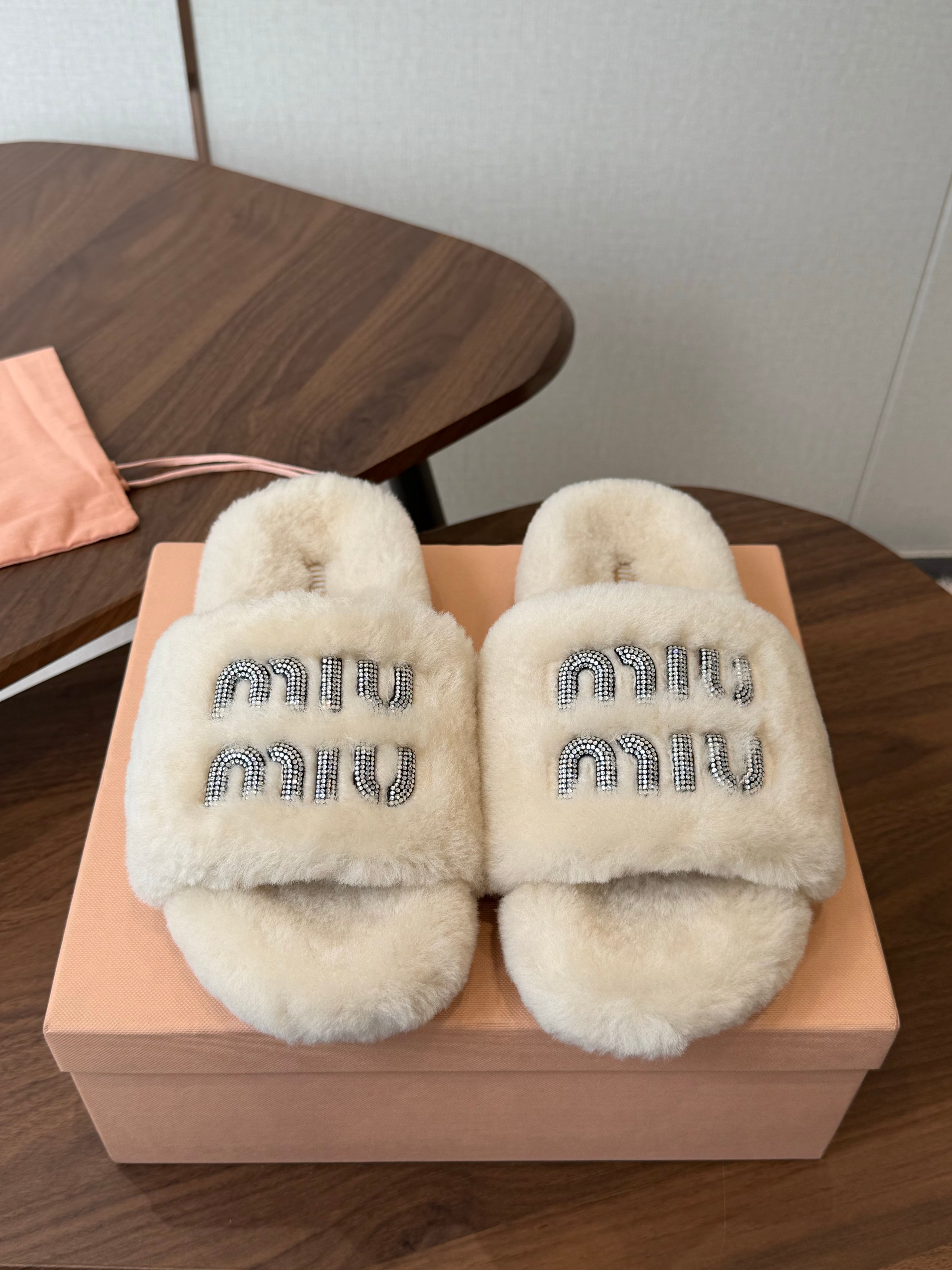 MIUMIU 26S CRYSTAL LOGO SLIDES IN LIGHT BEIGE SHEARLING