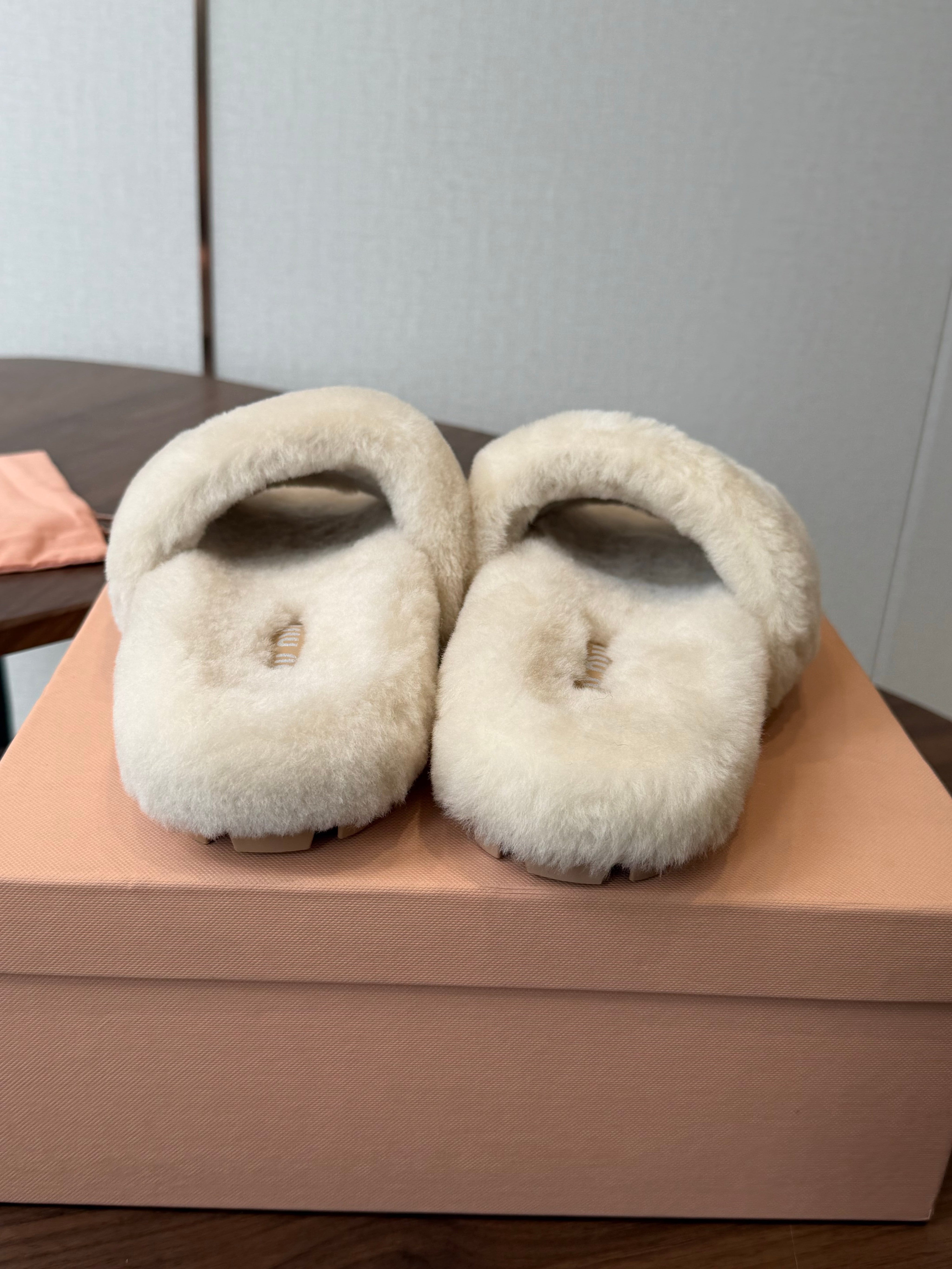 MIUMIU 26S CRYSTAL LOGO SLIDES IN LIGHT BEIGE SHEARLING