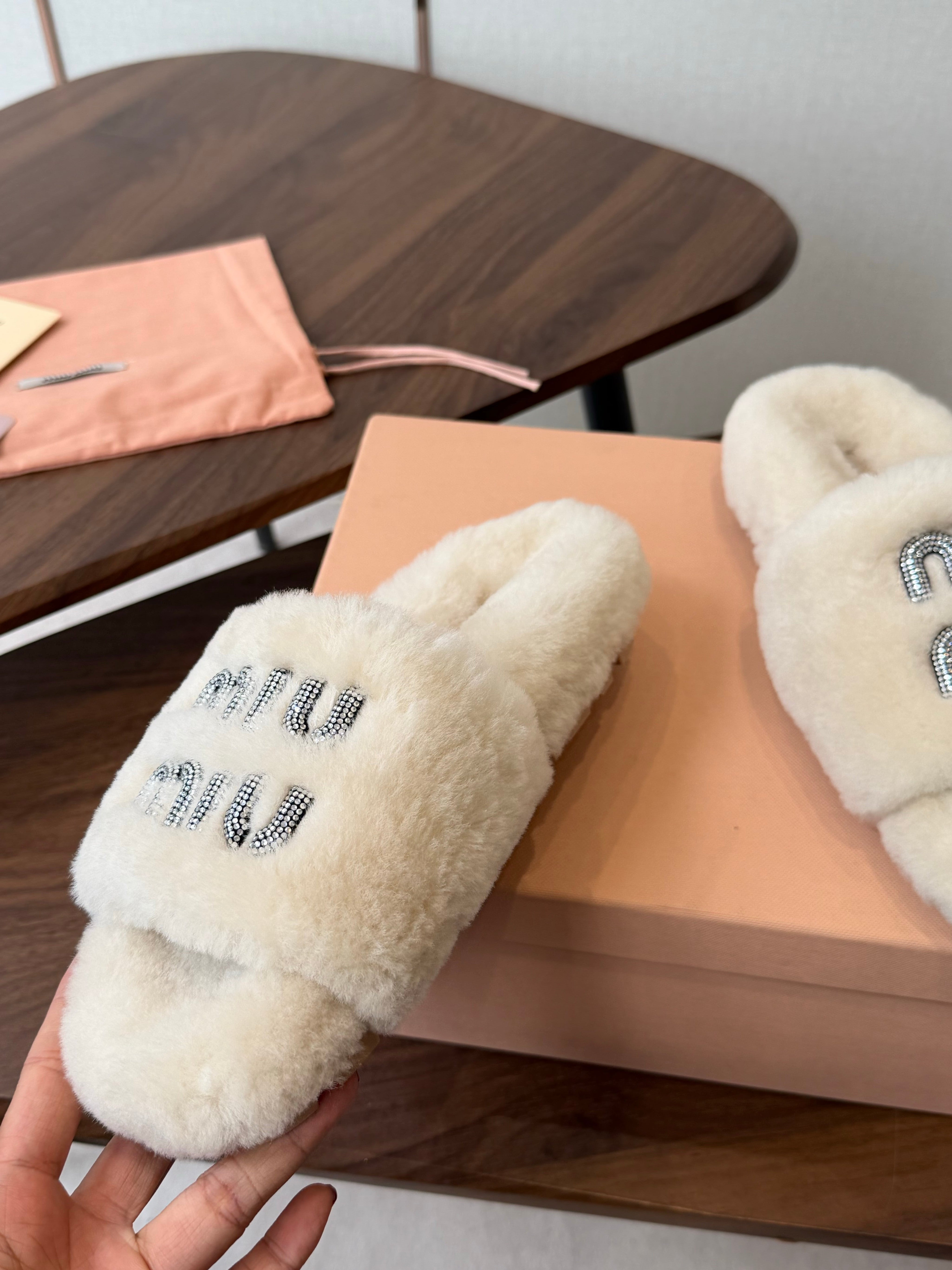 MIUMIU 26S CRYSTAL LOGO SLIDES IN LIGHT BEIGE SHEARLING