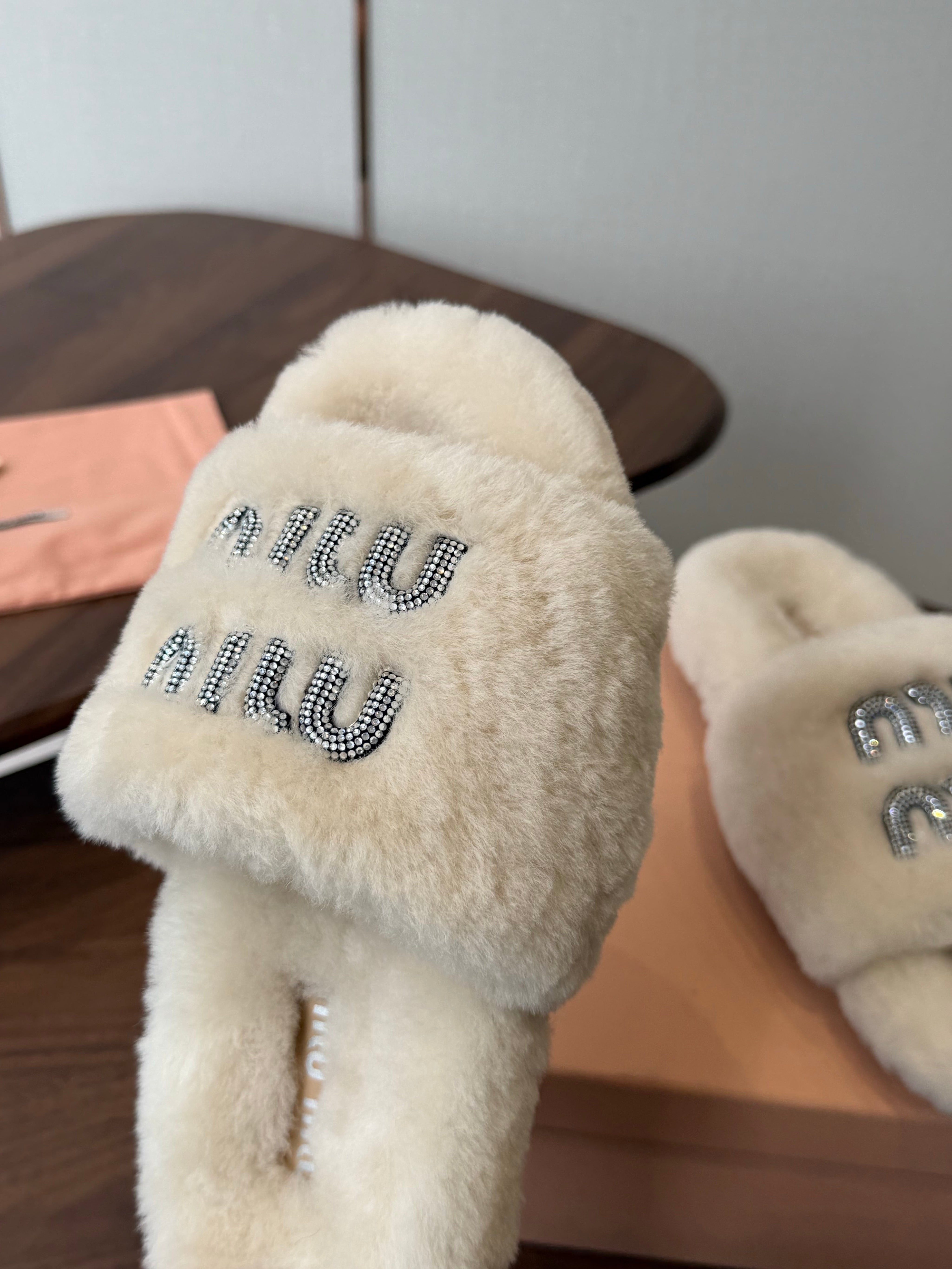 MIUMIU 26S CRYSTAL LOGO SLIDES IN LIGHT BEIGE SHEARLING
