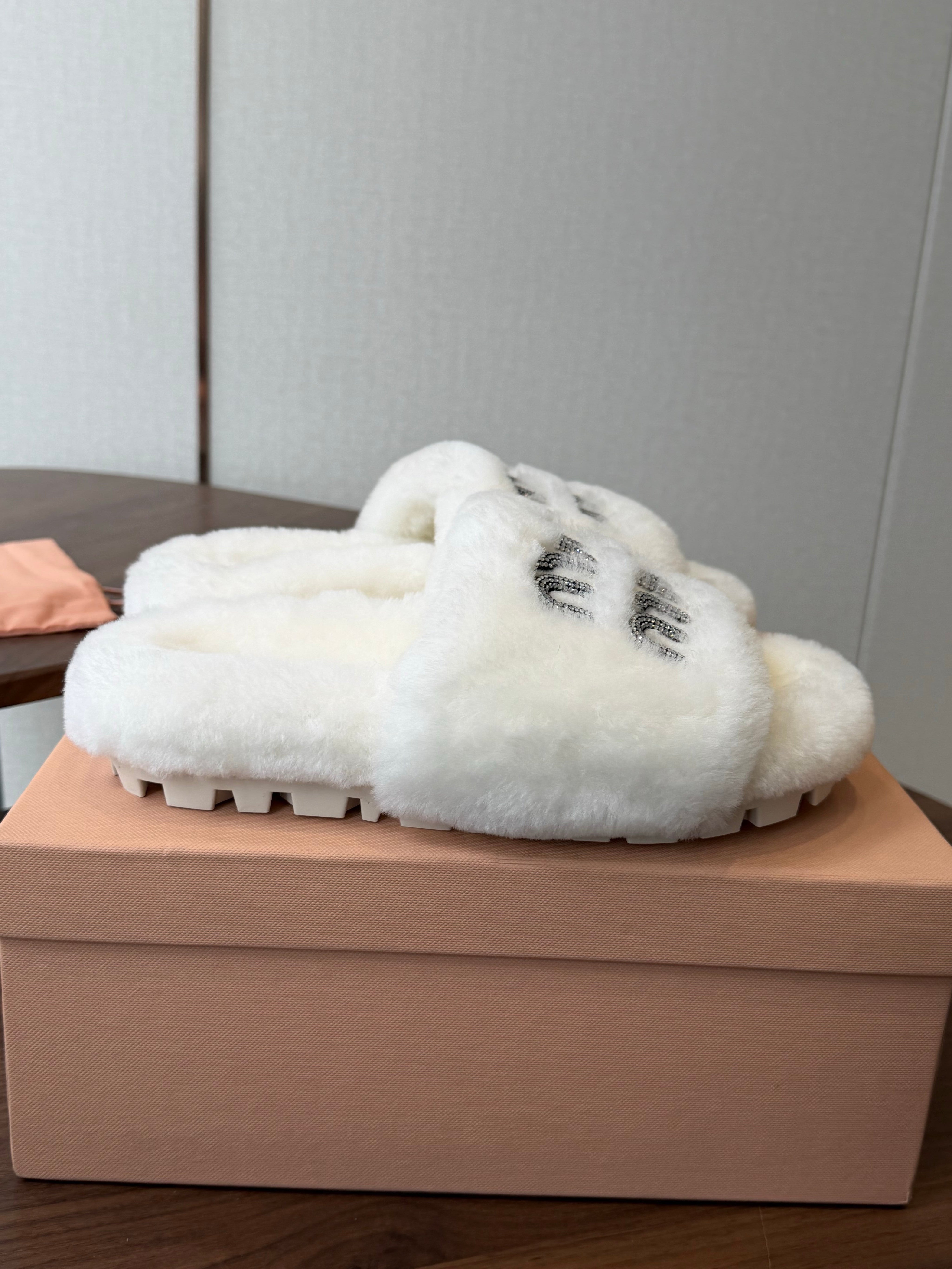 MIUMIU 26S CRYSTAL LOGO SLIDES IN WHITE SHEARLING