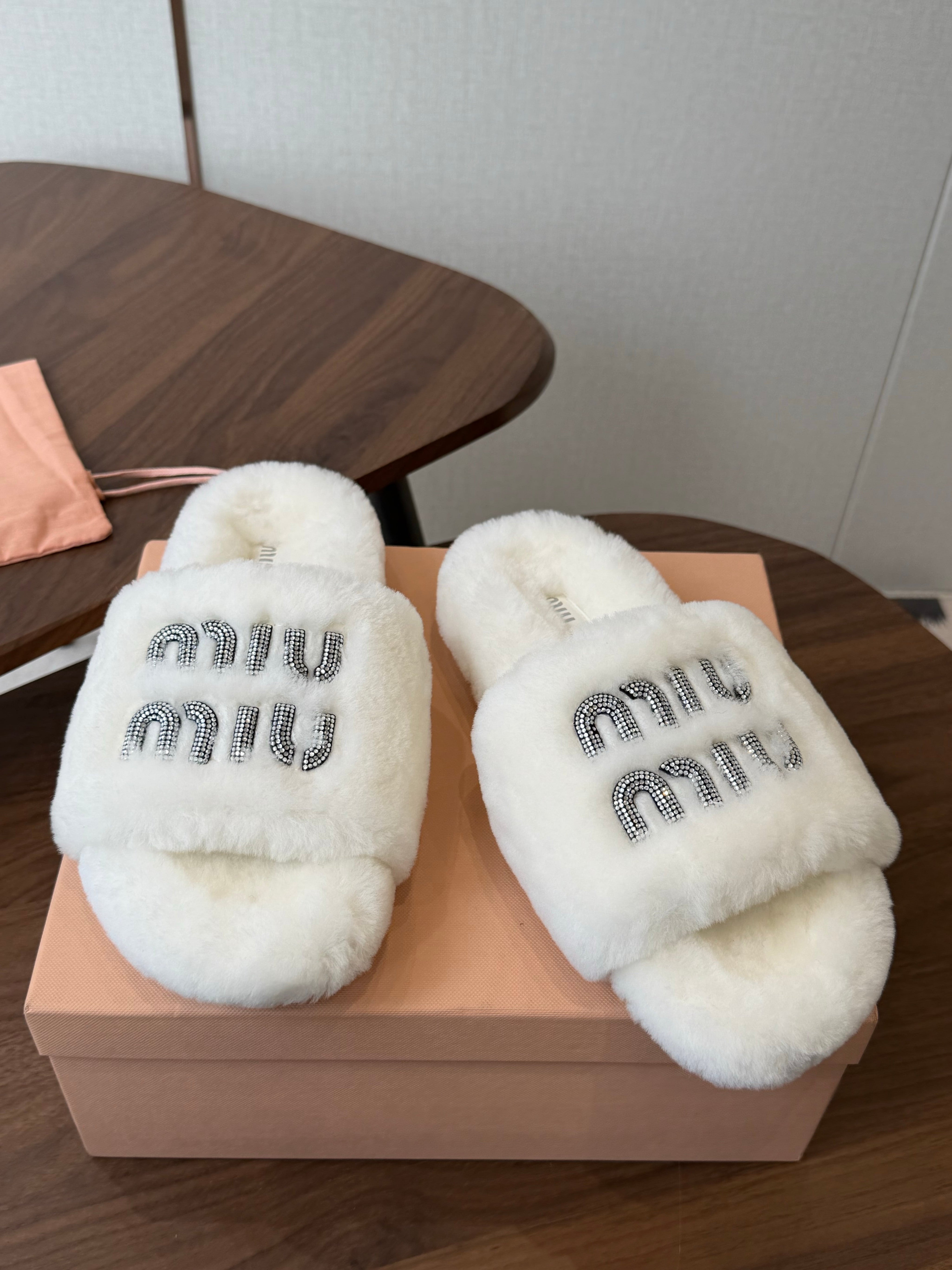 MIUMIU 26S CRYSTAL LOGO SLIDES IN WHITE SHEARLING