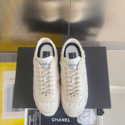 CHANEL 25S SNEAKERS 20MM IN WHITE CALFSKIN AND SUEDE