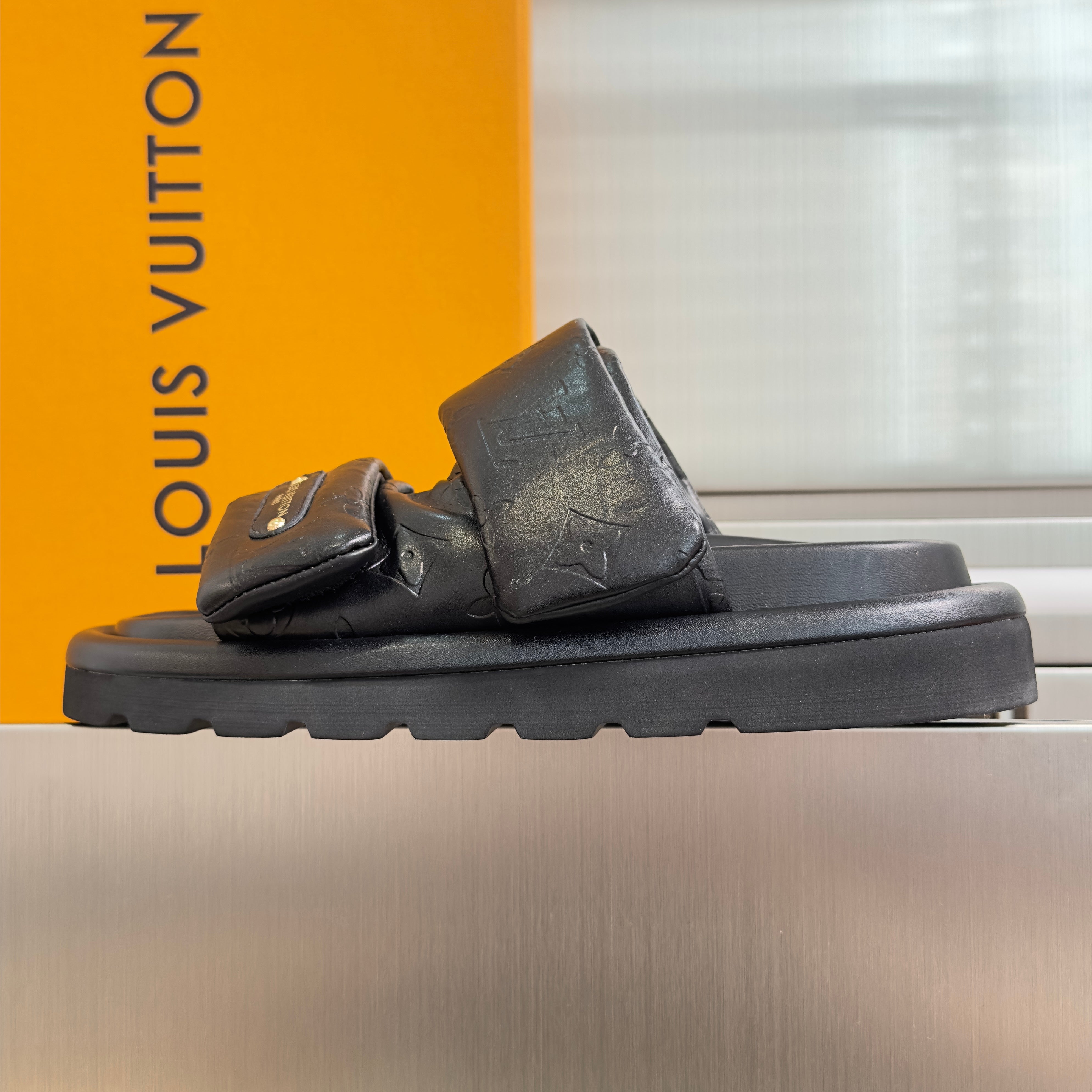 LV 26S PADDED SLIDES 40MM IN BLACK CALFSKIN MONOGRAM
