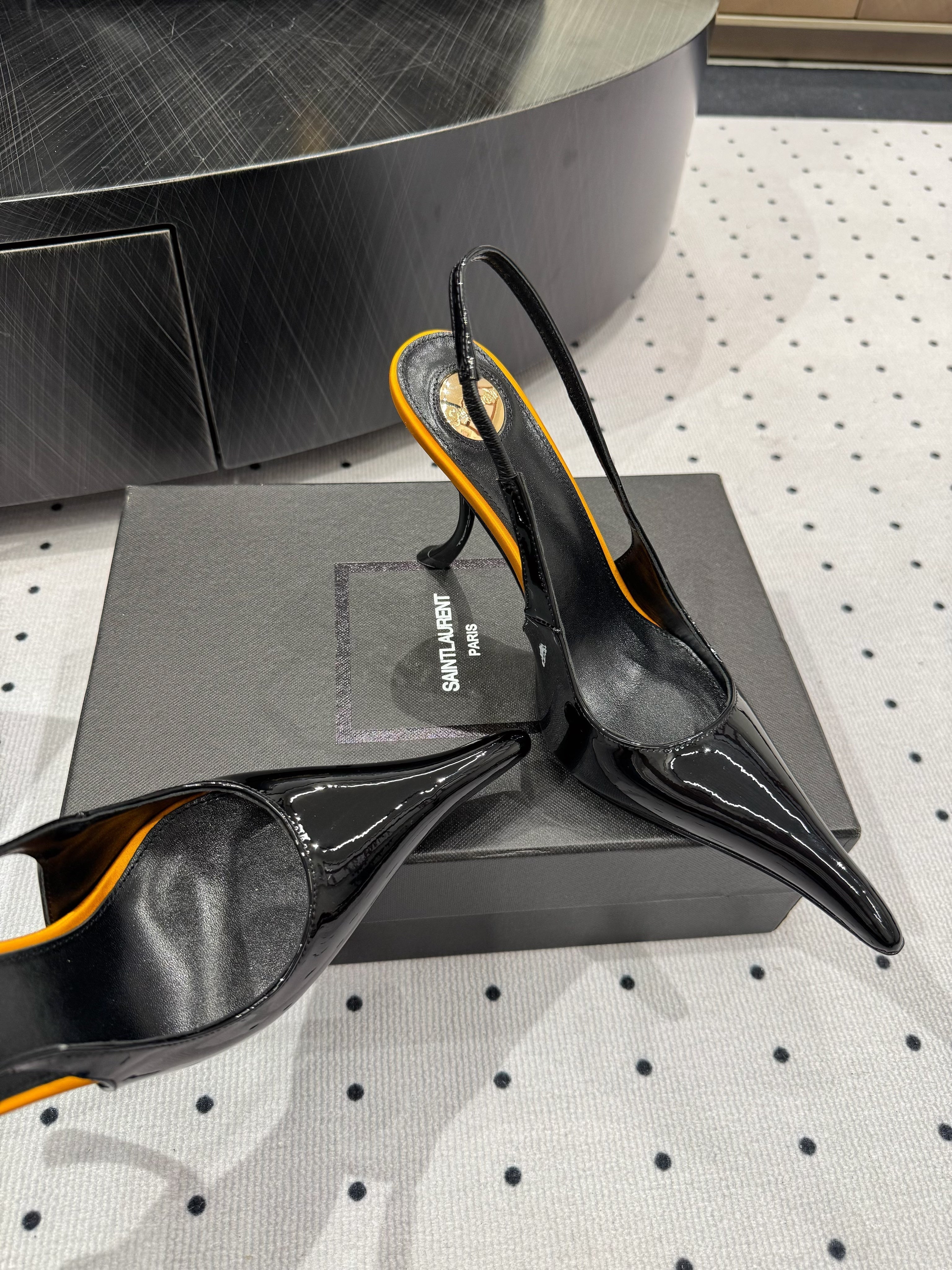 YSL 26S POINTED-TOE SLINGBACK HEELS 105 MM IN BLACK AND ORANGE PATENT CALFSKIN