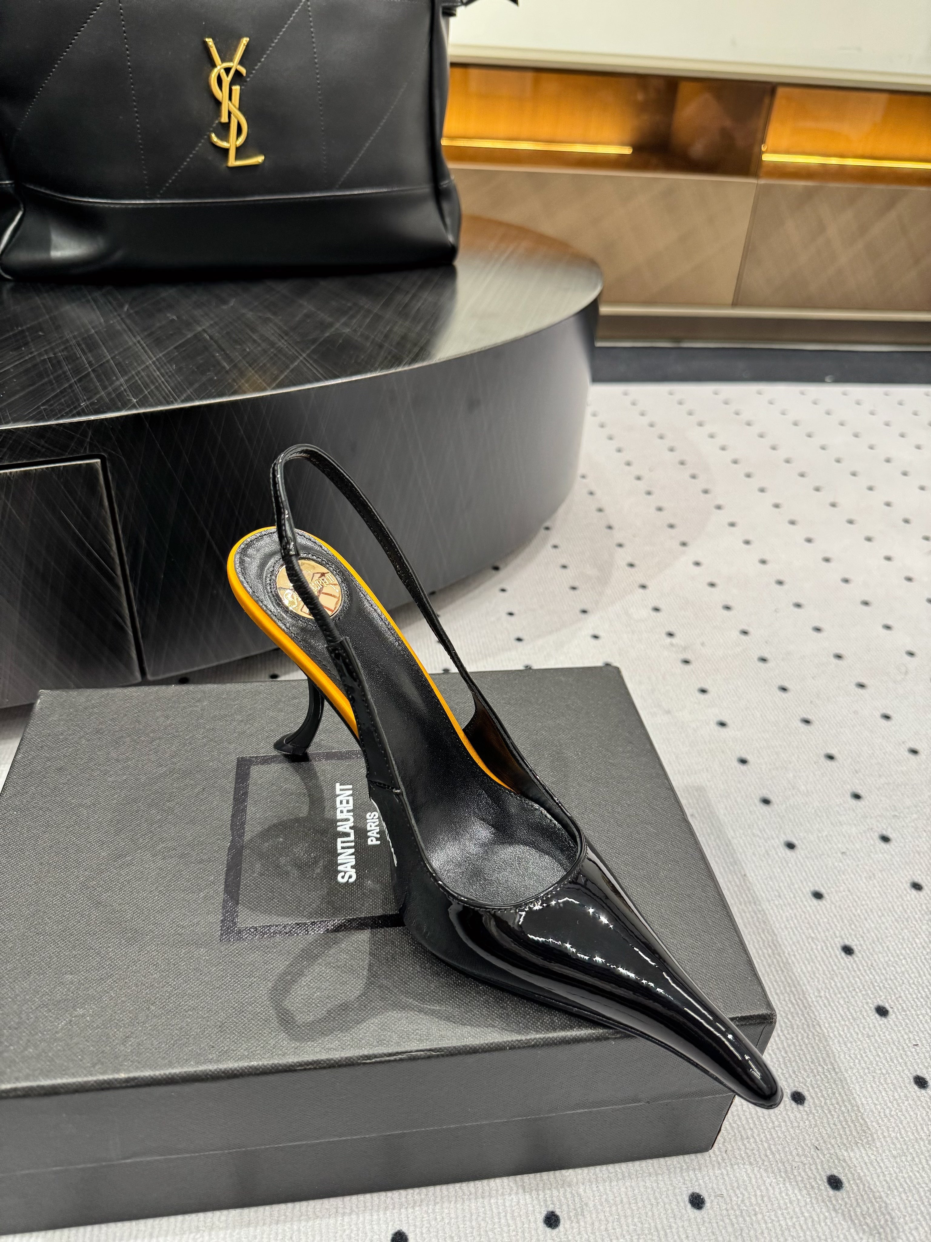 YSL 26S POINTED-TOE SLINGBACK HEELS 105 MM IN BLACK AND ORANGE PATENT CALFSKIN