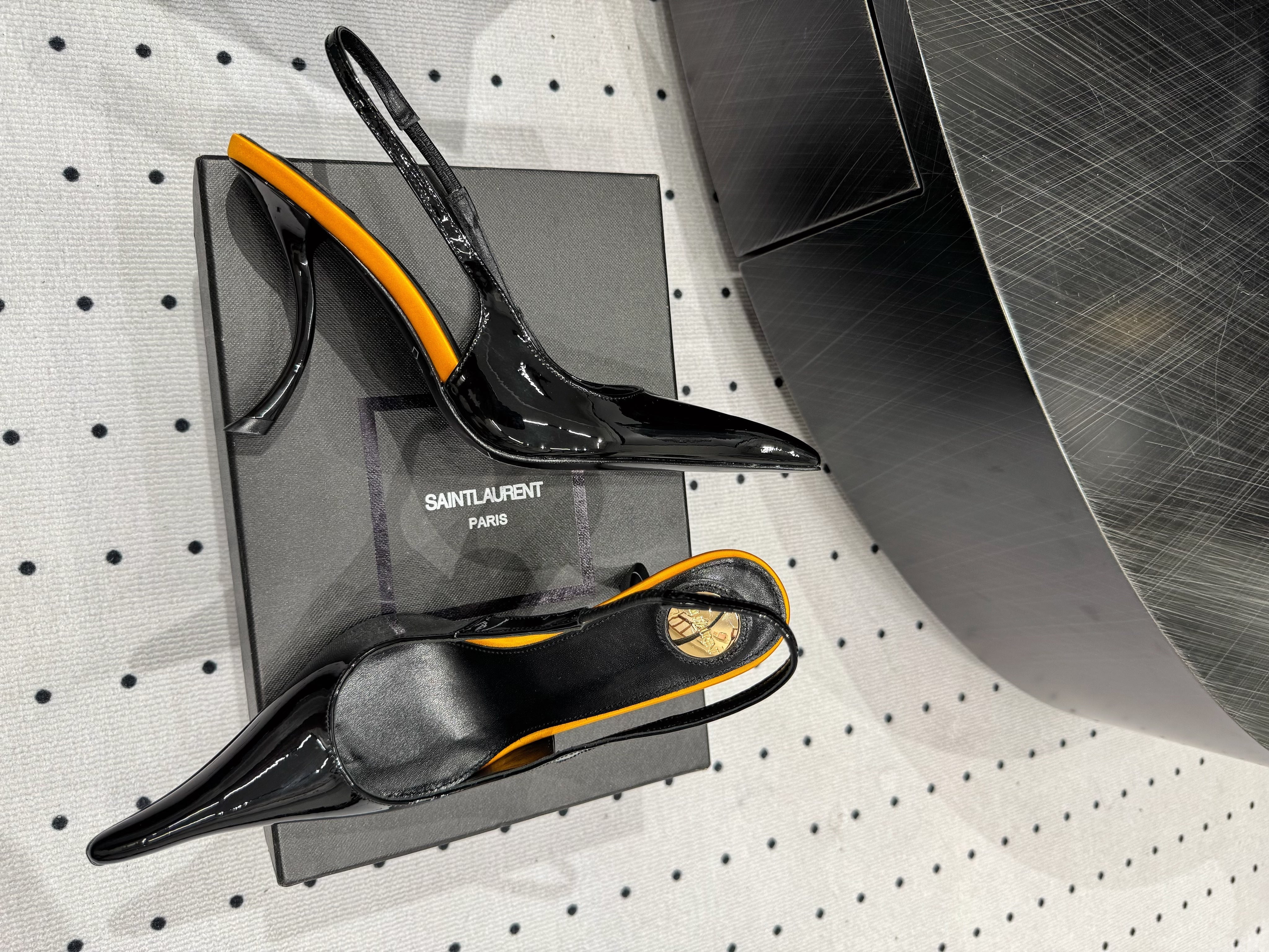 YSL 26S POINTED-TOE SLINGBACK HEELS 105 MM IN BLACK AND ORANGE PATENT CALFSKIN