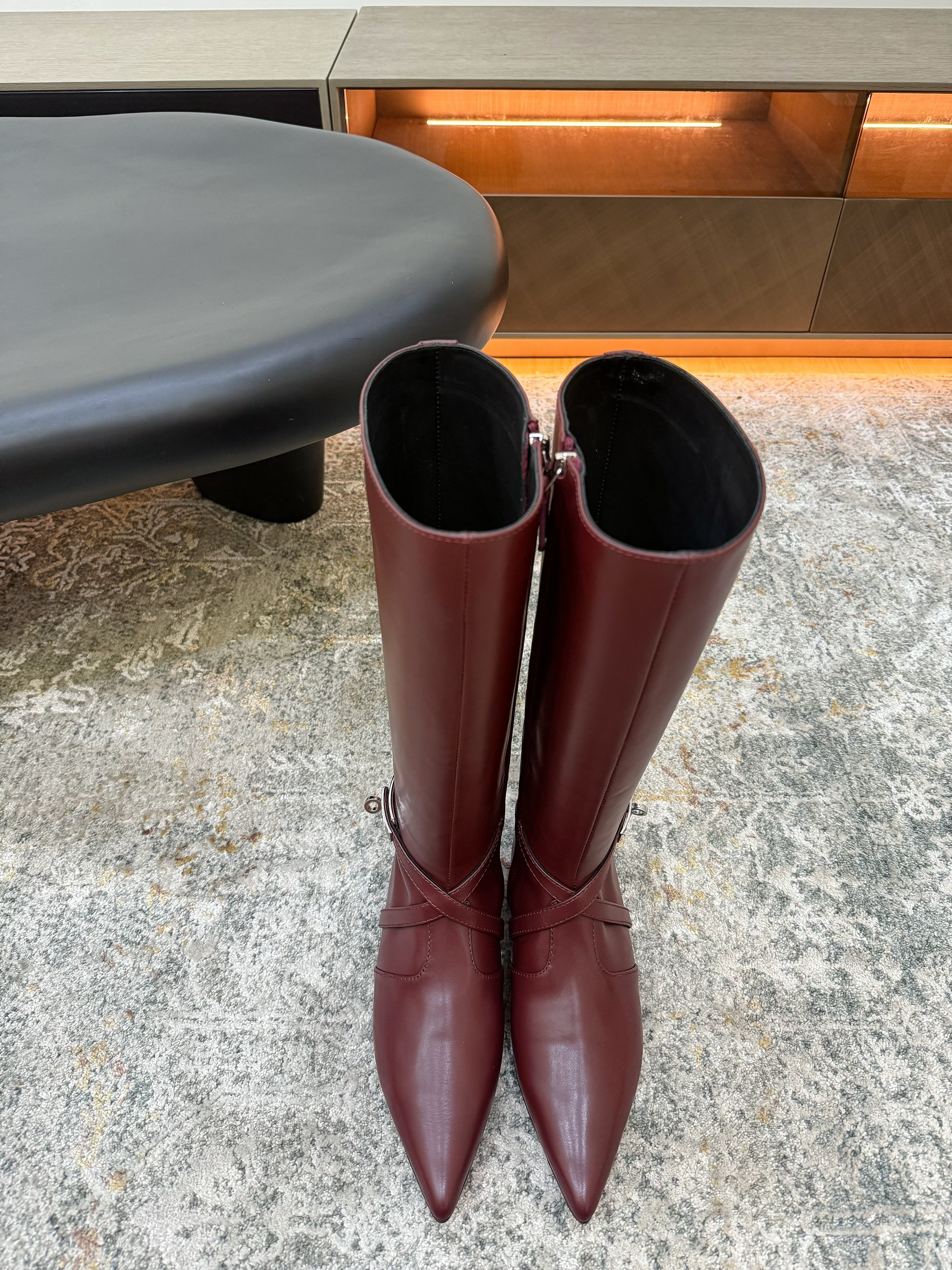 HM 26S FLAT KNEE-HIGH BOOTS IN WINE RED CALFSKIN