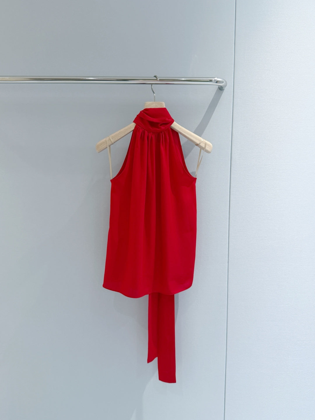 VALENTINO 26S TIE-NECK SLEEVELESS BLOUSE 365