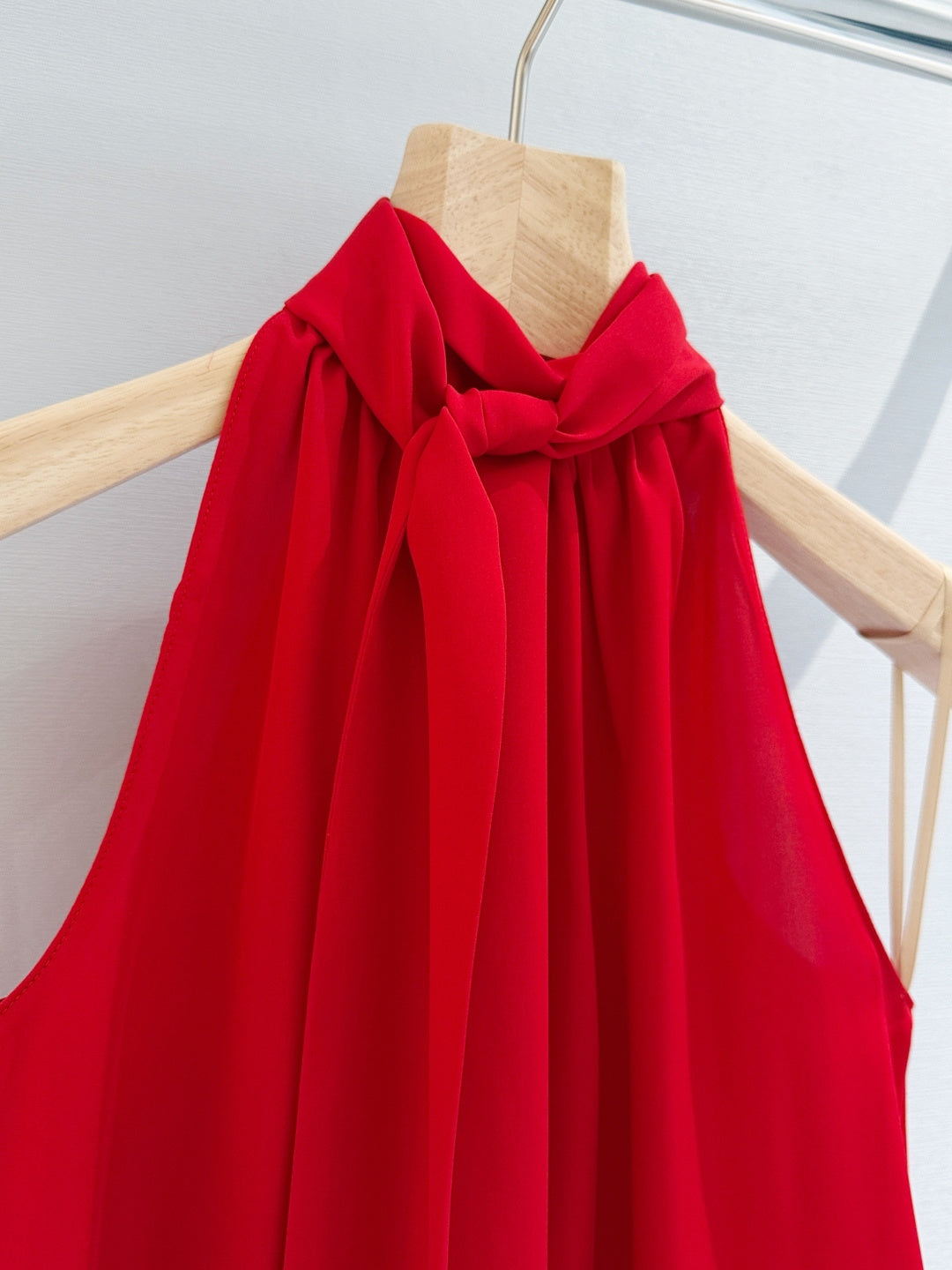 VALENTINO 26S TIE-NECK SLEEVELESS BLOUSE 365