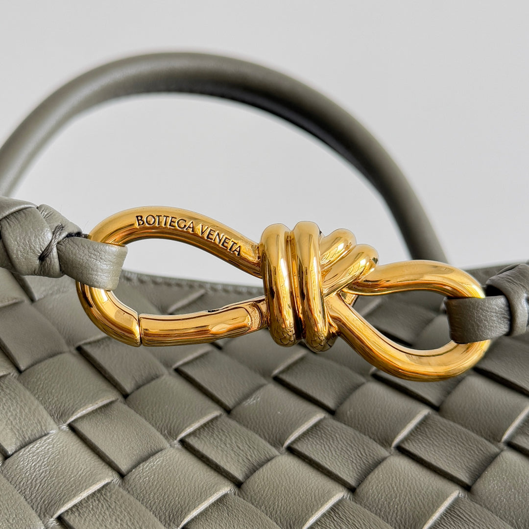 BOTTEGA VENETA 25S MEDIUM ANDIAMO 32 IN OLIVE GREEN CALFSKIN GOLD HARDWARE