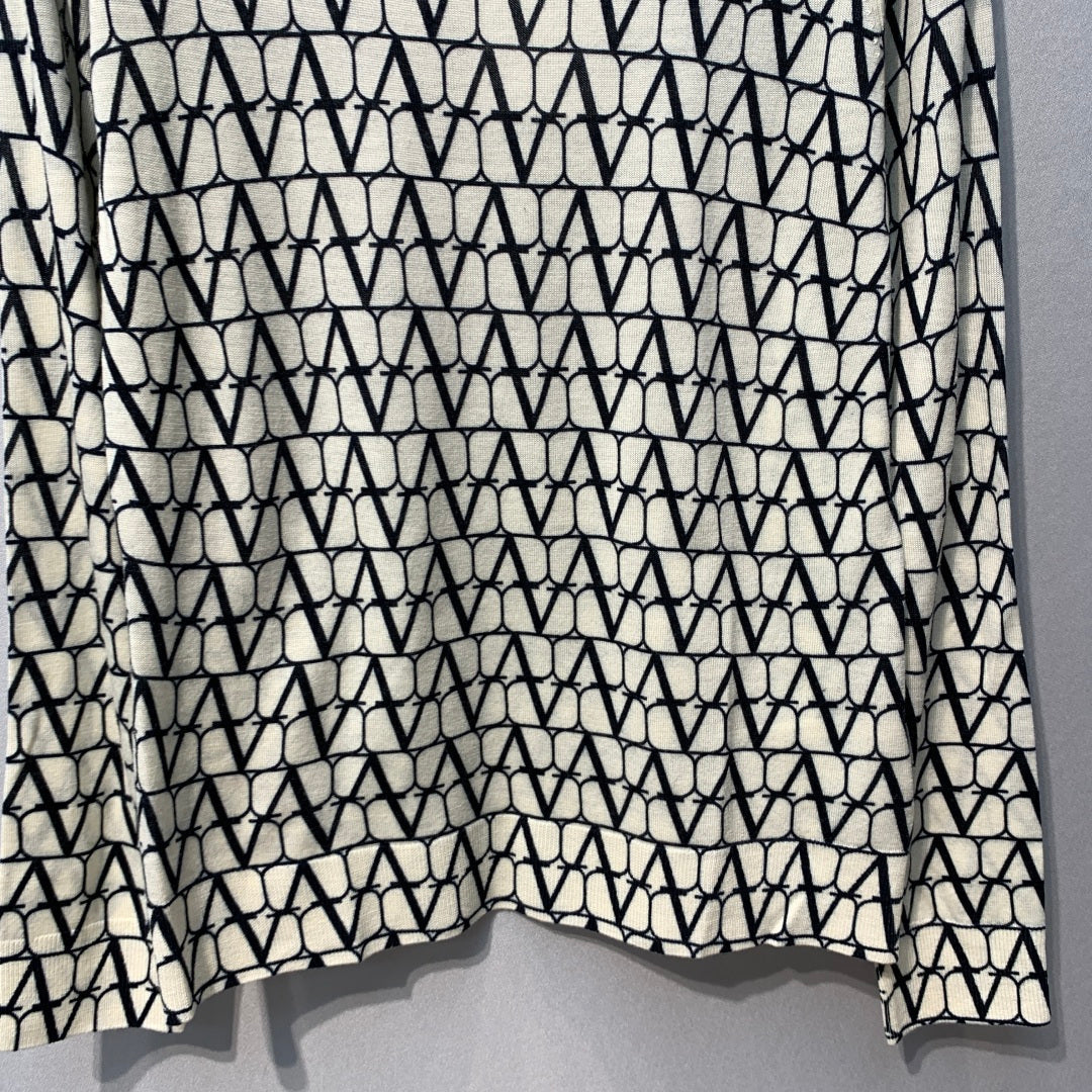 VALENTINO 26S LONG-SLEEVE CREW NECK KNIT TOP 325