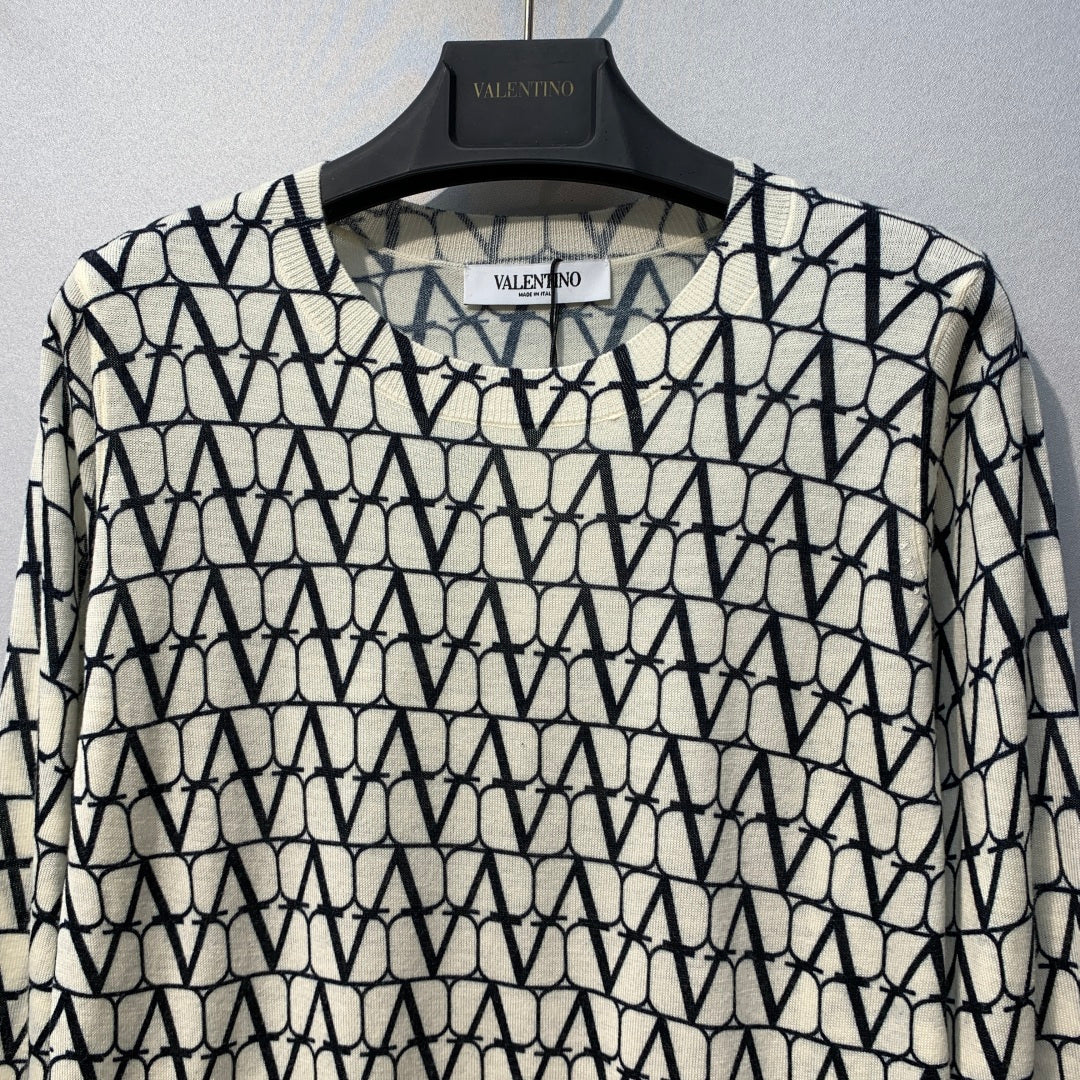 VALENTINO 26S LONG-SLEEVE CREW NECK KNIT TOP 325
