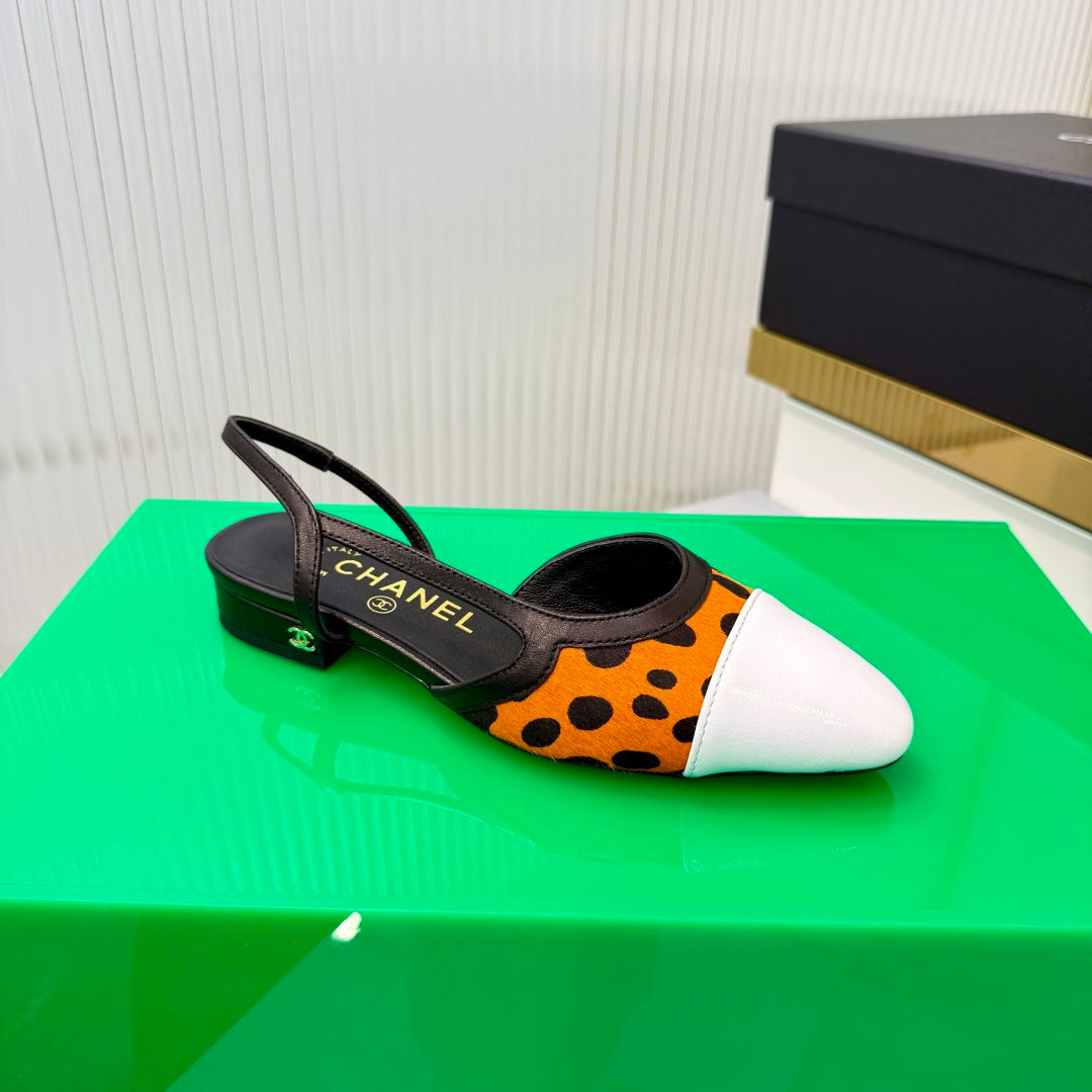 CHANEL 26S FLATS SLINGBACK IN WHITE PATENT CALFSKIN AND ORANGE PONY HAIR