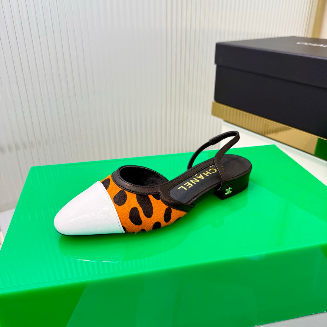 CHANEL 26S FLATS SLINGBACK IN WHITE PATENT CALFSKIN AND ORANGE PONY HAIR