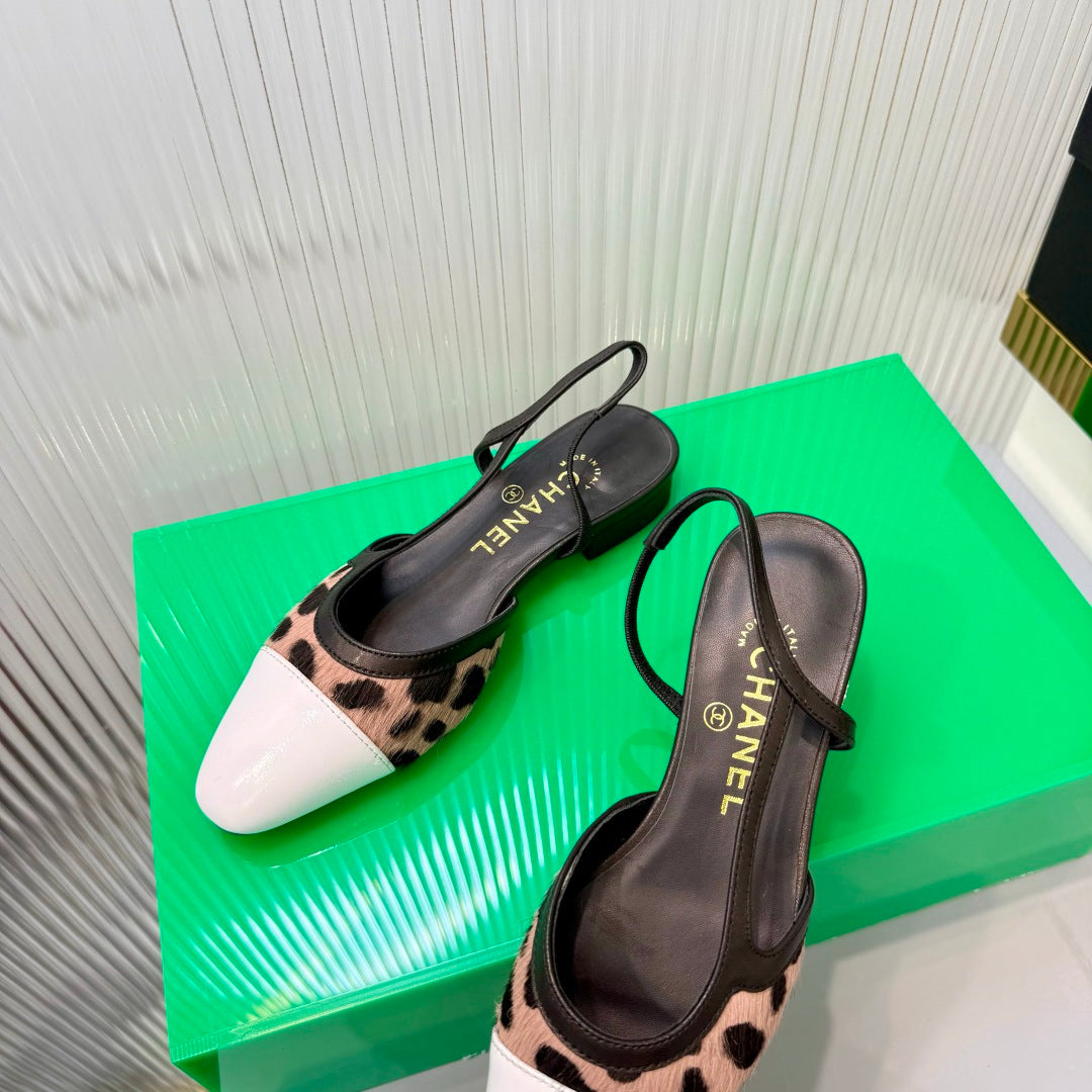 CHANEL 26S FLATS SLINGBACK IN WHITE PATENT CALFSKIN AND BEIGE PONY HAIR