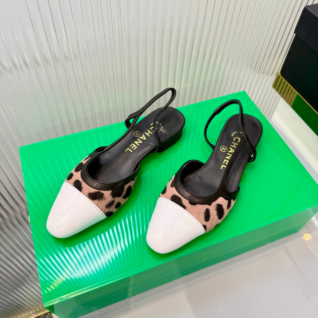 CHANEL 26S FLATS SLINGBACK IN WHITE PATENT CALFSKIN AND BEIGE PONY HAIR