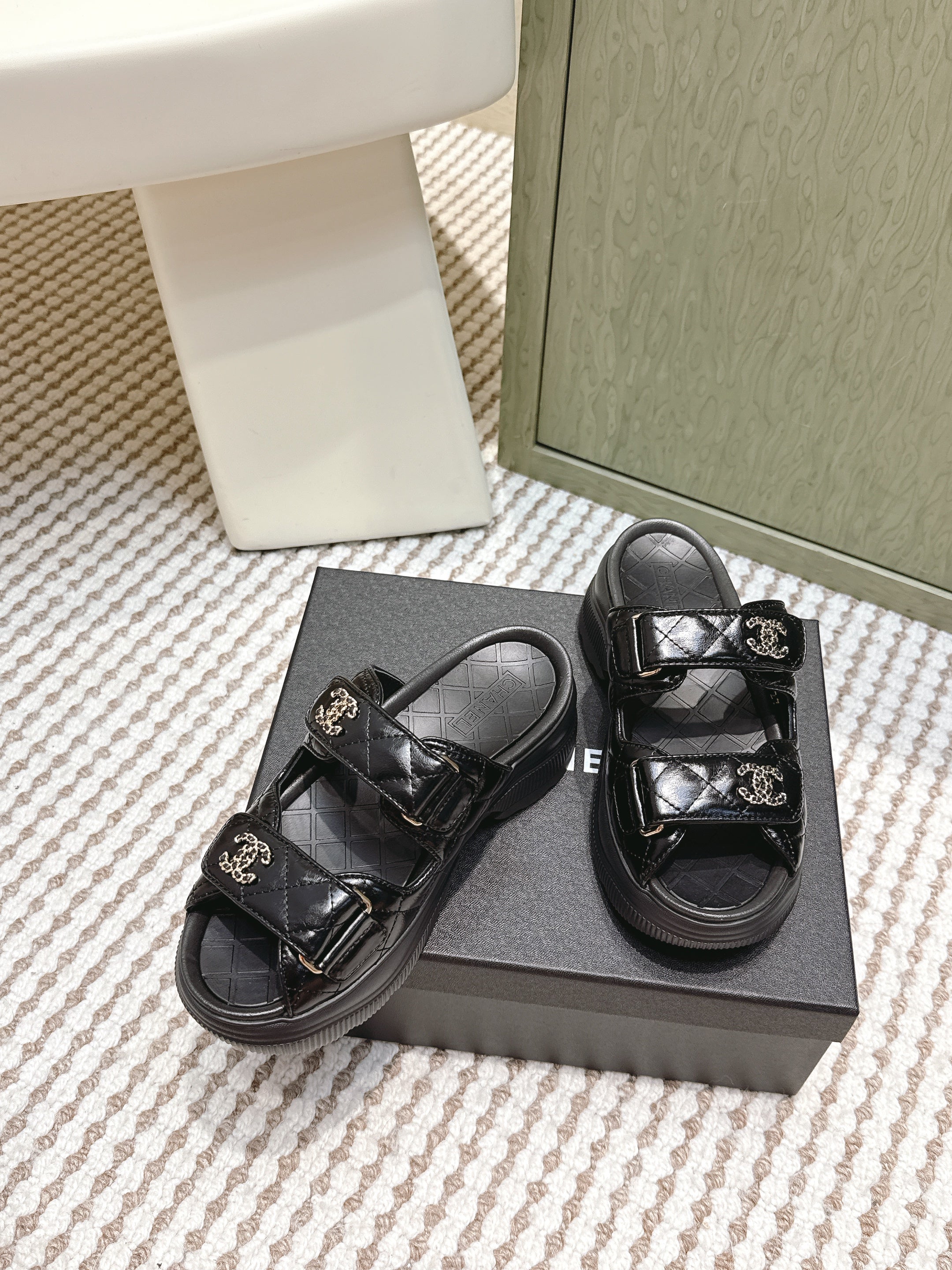 CHANEL 25S STRAP SANDALS IN BLACK PATENT CALFSKIN SILVER HARDWARE