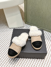 CHANEL 25S INDOOR SLIPPERS IN BEIGE AND BLACK SUEDE FUR-LINED