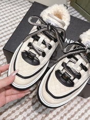 CHANEL 25S THICK-SOLE SNEAKERS IN WHITE AND BLACK CALFSKIN WITH FUR LINING