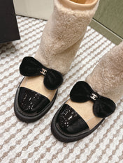 CHANEL 25S ANKLE BOOTS IN BEIGE SHEARLING LAMBSKIN AND BLACK PATENT CALFSKIN