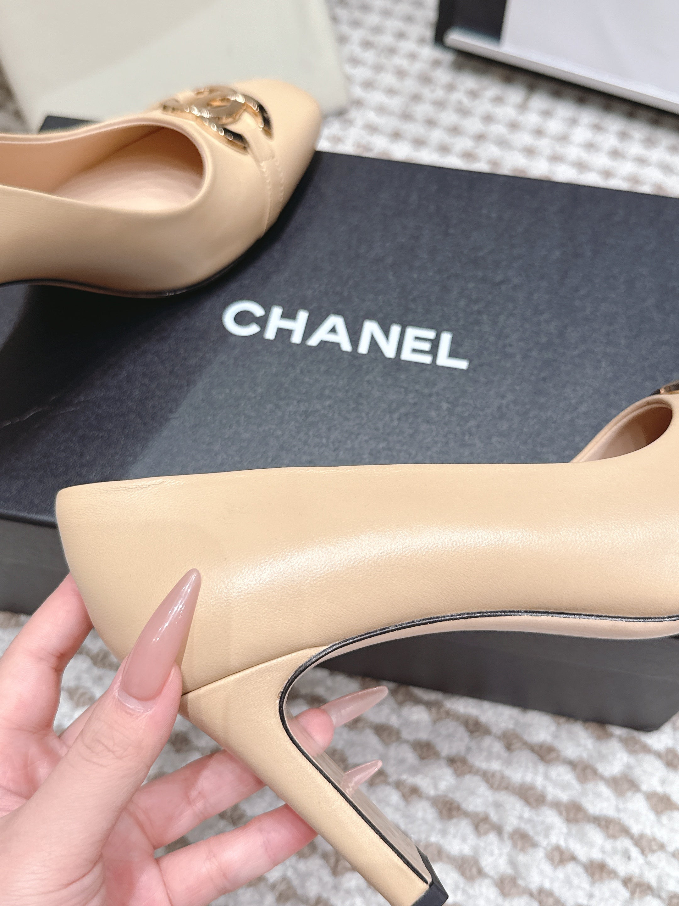 CHANEL 26S HIGH HEELS 95 MM IN BEIGE CALFSKIN WITH GOLD-TONE CC LOGO